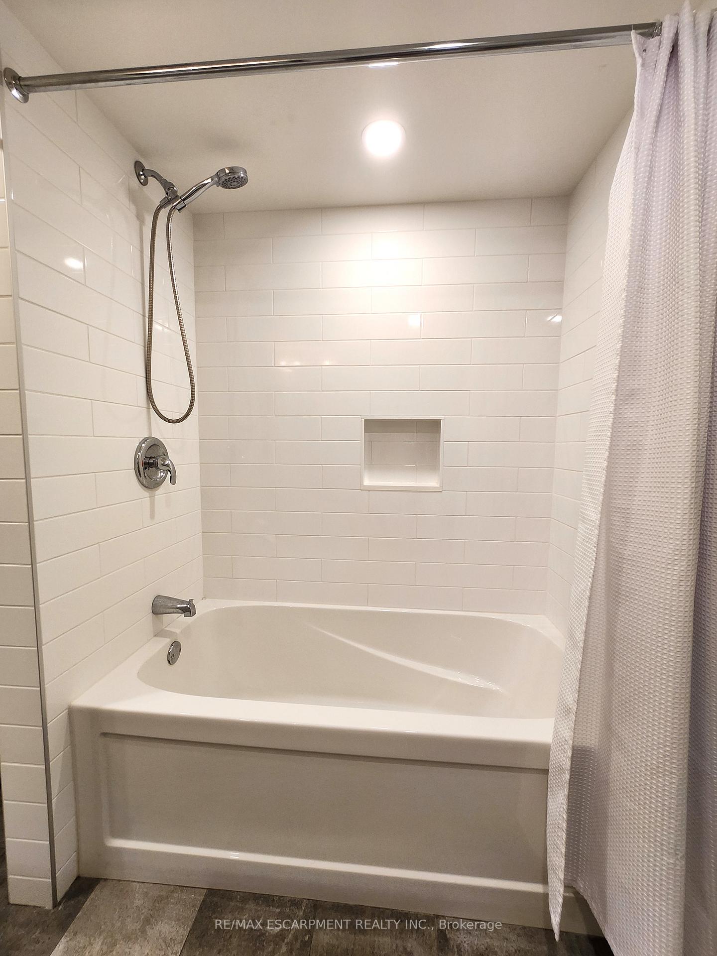 Photo 15 of Unit LOWER, 404 Nelson Street, Brantford, East Ward — HOMEH