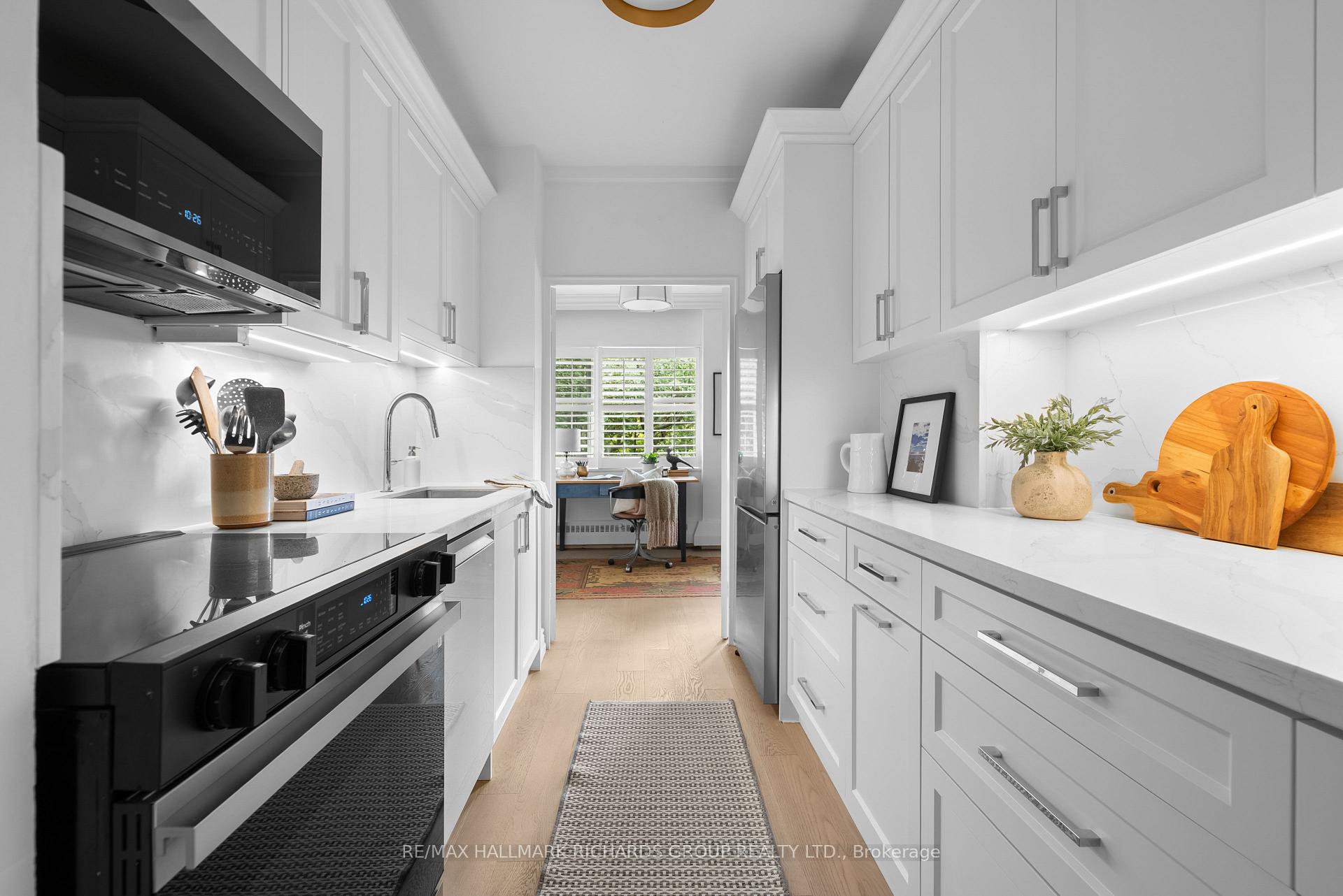 Photo 5 of Unit 845, 21 Dale Avenue, Toronto, Rosedale-Moore Park — HOMEH