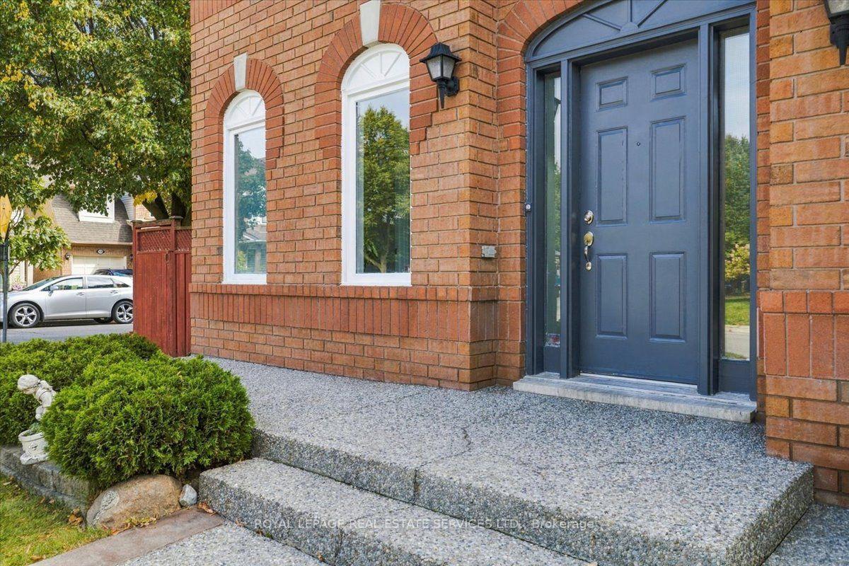 Photo 3 of 5180 Oakley Drive, Burlington, Orchard — HOMEH
