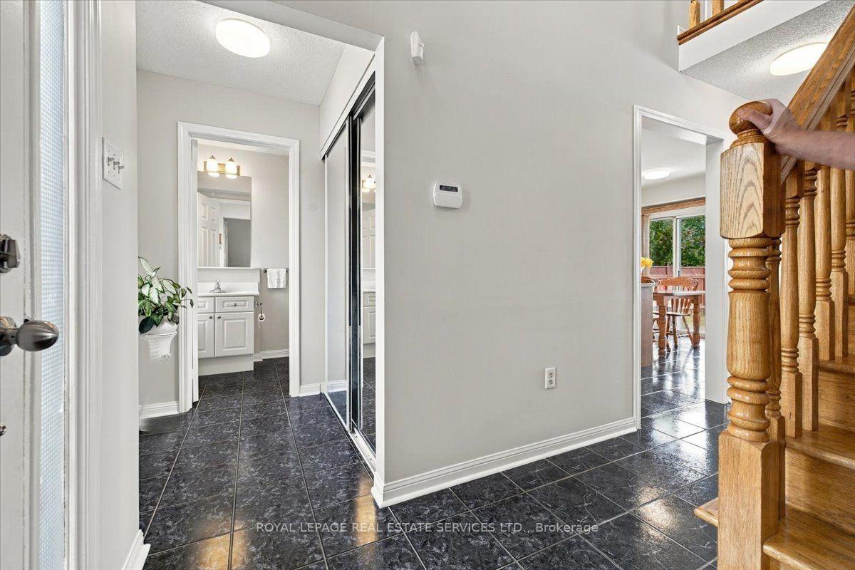 Photo 4 of 5180 Oakley Drive, Burlington, Orchard — HOMEH