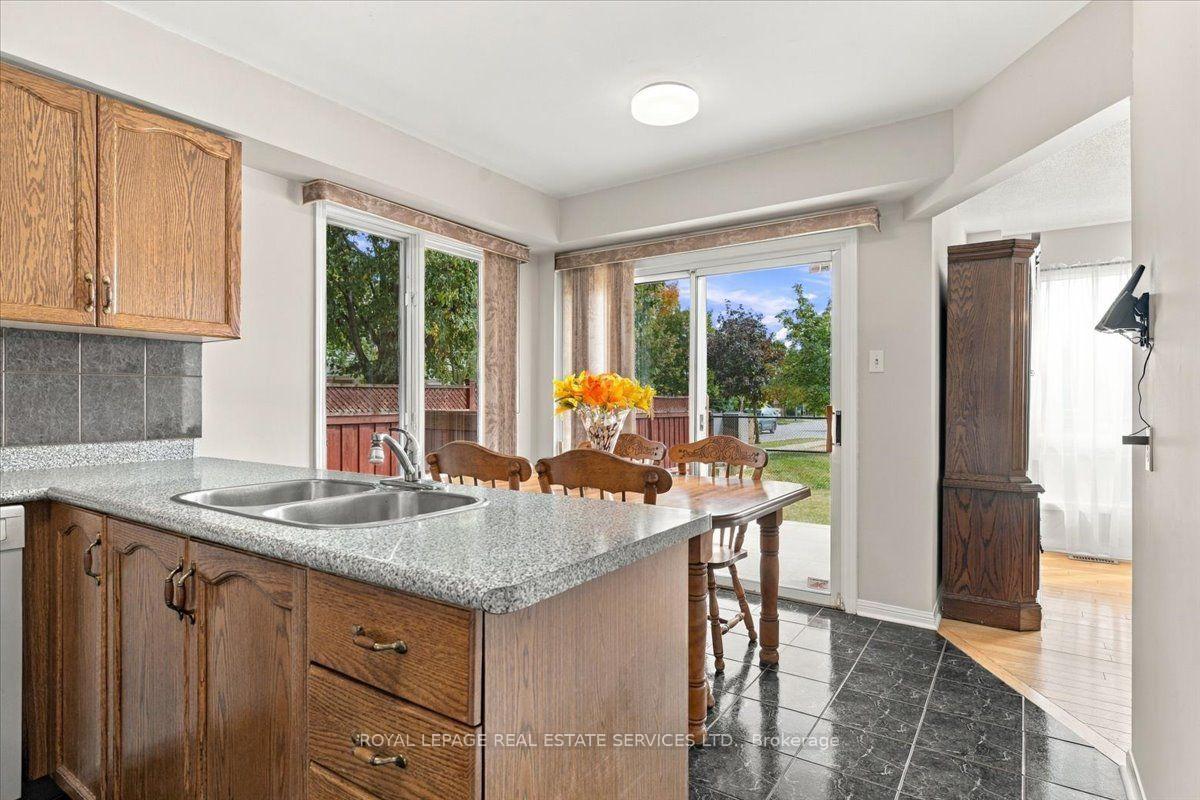 Photo 12 of 5180 Oakley Drive, Burlington, Orchard — HOMEH