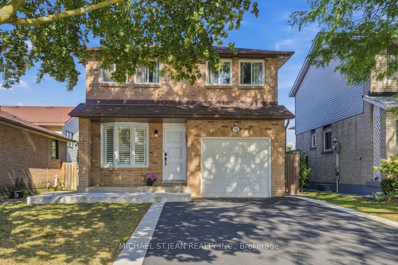 Photo 2 of 32 Twinoaks Crescent, Hamilton, Stoney Creek — HOMEH