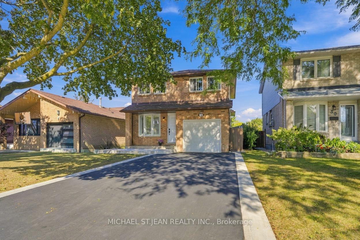 Photo 4 of 32 Twinoaks Crescent, Hamilton, Stoney Creek — HOMEH
