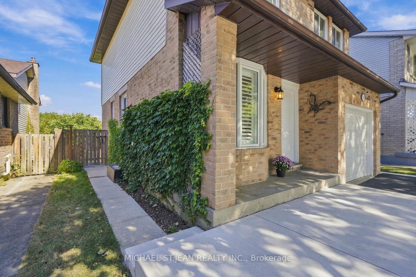Photo 6 of 32 Twinoaks Crescent, Hamilton, Stoney Creek — HOMEH