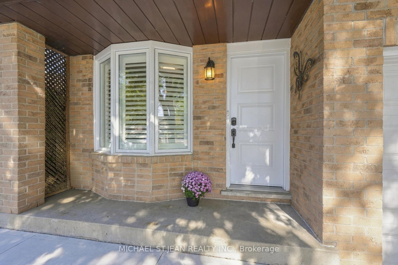 Photo 7 of 32 Twinoaks Crescent, Hamilton, Stoney Creek — HOMEH