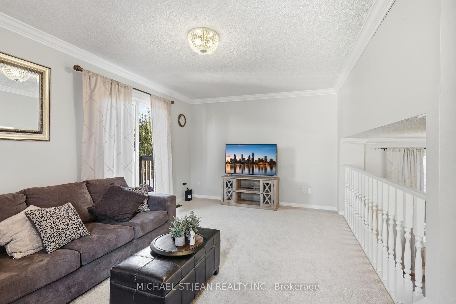 Photo 9 of 32 Twinoaks Crescent, Hamilton, Stoney Creek — HOMEH