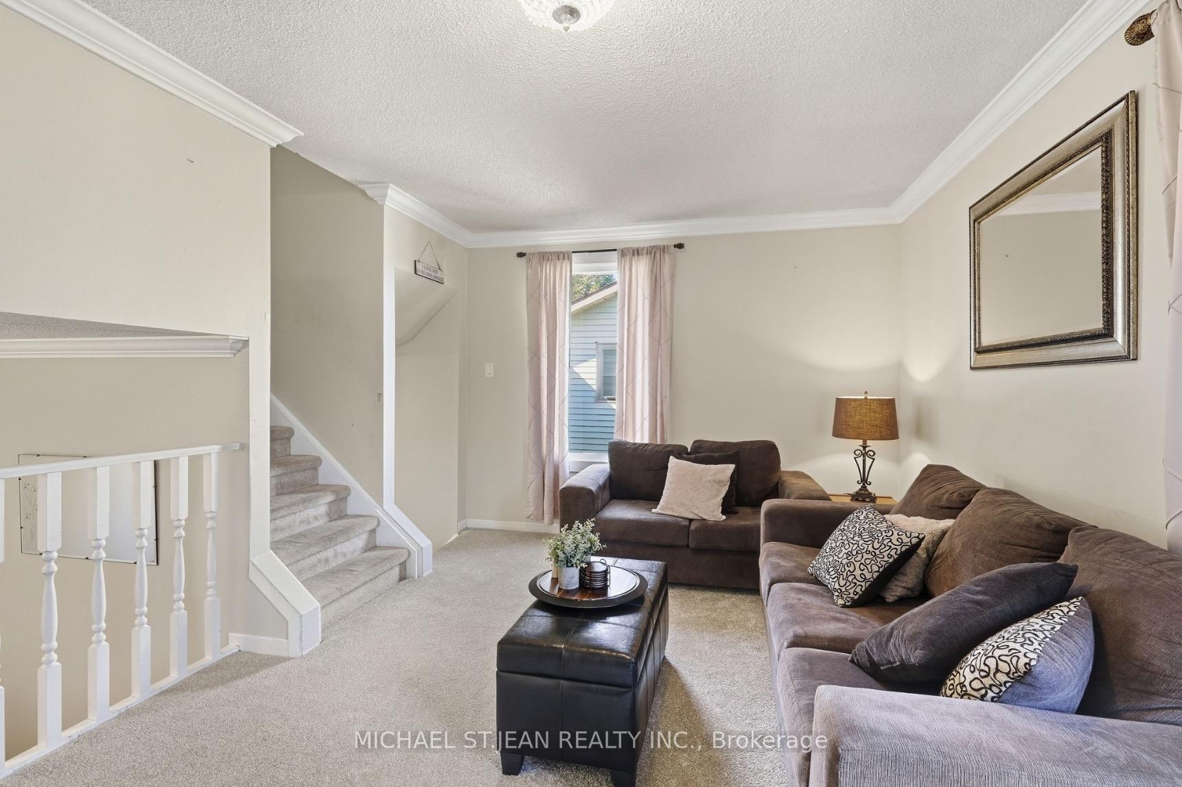 Photo 10 of 32 Twinoaks Crescent, Hamilton, Stoney Creek — HOMEH