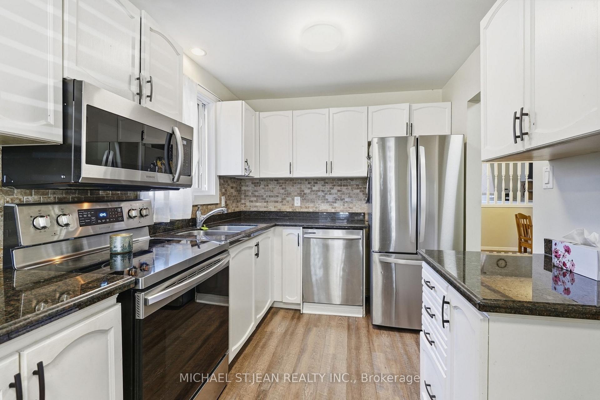 Photo 11 of 32 Twinoaks Crescent, Hamilton, Stoney Creek — HOMEH
