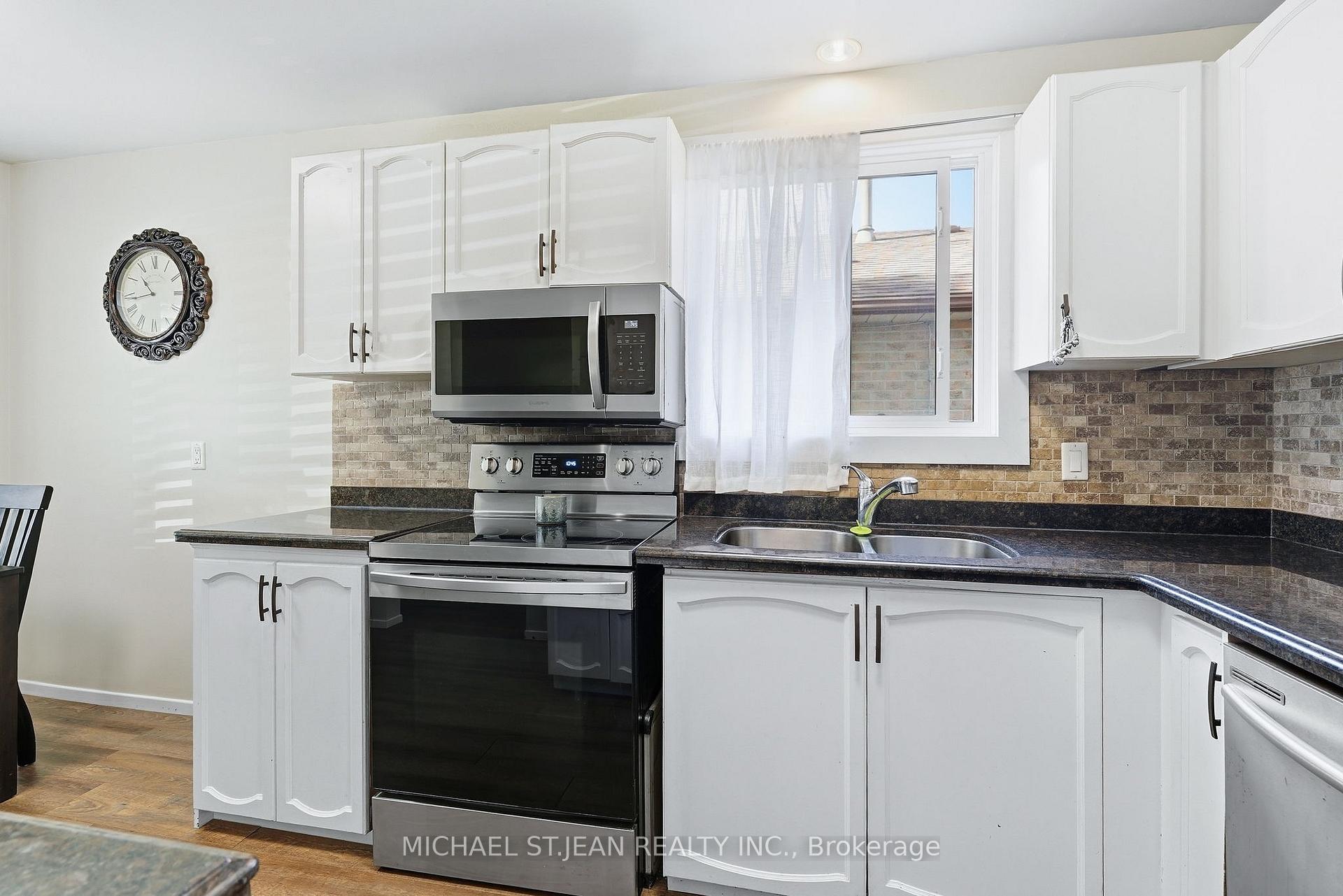 Photo 12 of 32 Twinoaks Crescent, Hamilton, Stoney Creek — HOMEH
