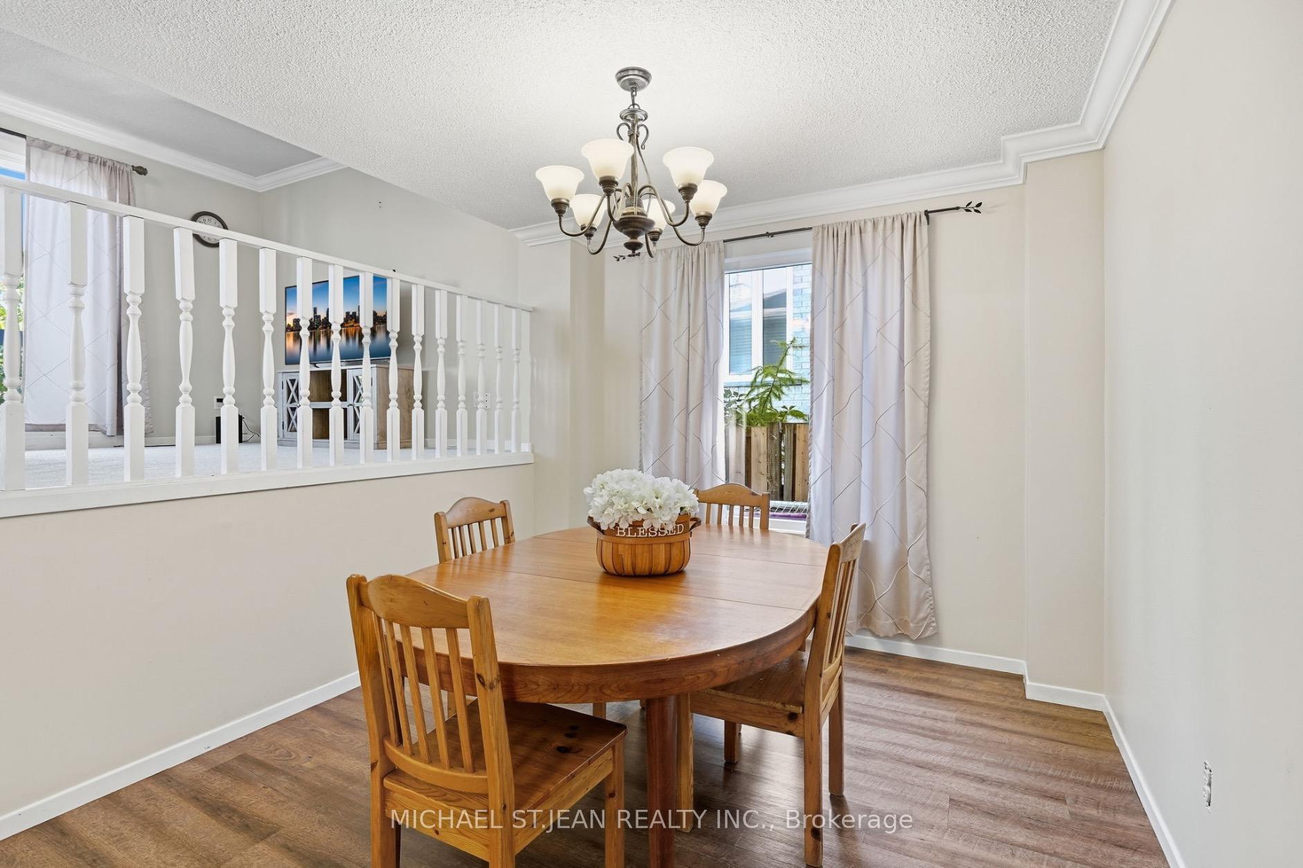 Photo 15 of 32 Twinoaks Crescent, Hamilton, Stoney Creek — HOMEH