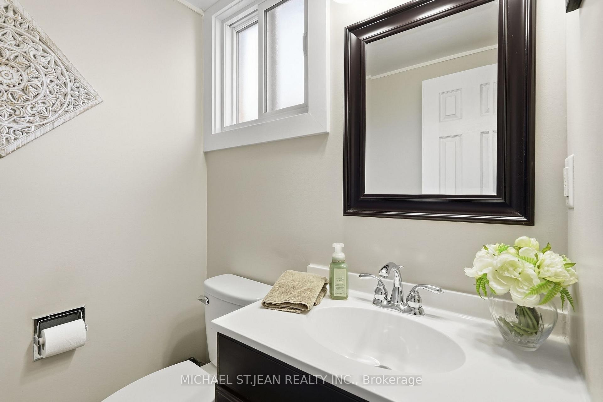 Photo 17 of 32 Twinoaks Crescent, Hamilton, Stoney Creek — HOMEH