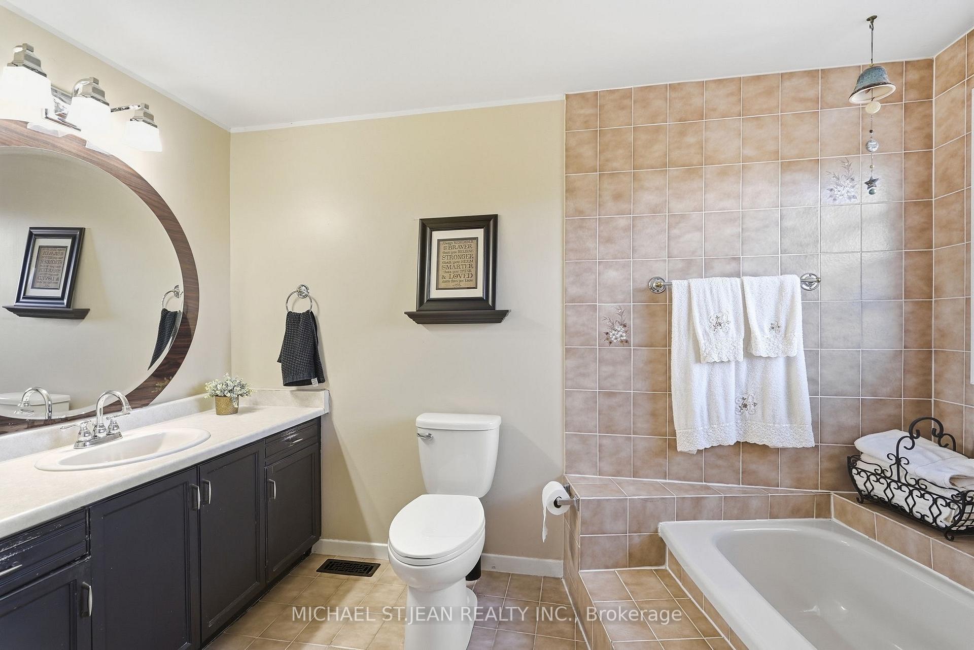 Photo 19 of 32 Twinoaks Crescent, Hamilton, Stoney Creek — HOMEH