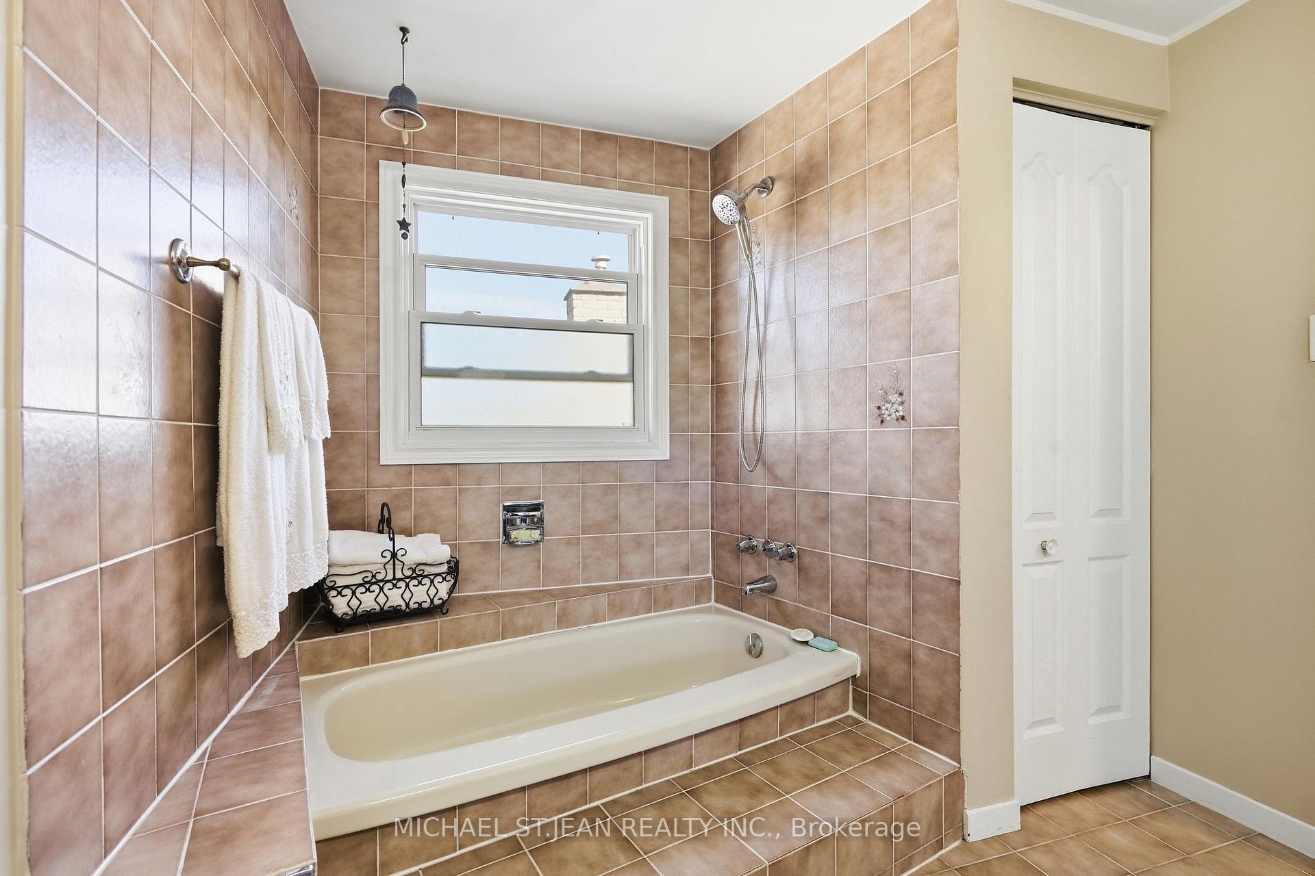Photo 21 of 32 Twinoaks Crescent, Hamilton, Stoney Creek — HOMEH