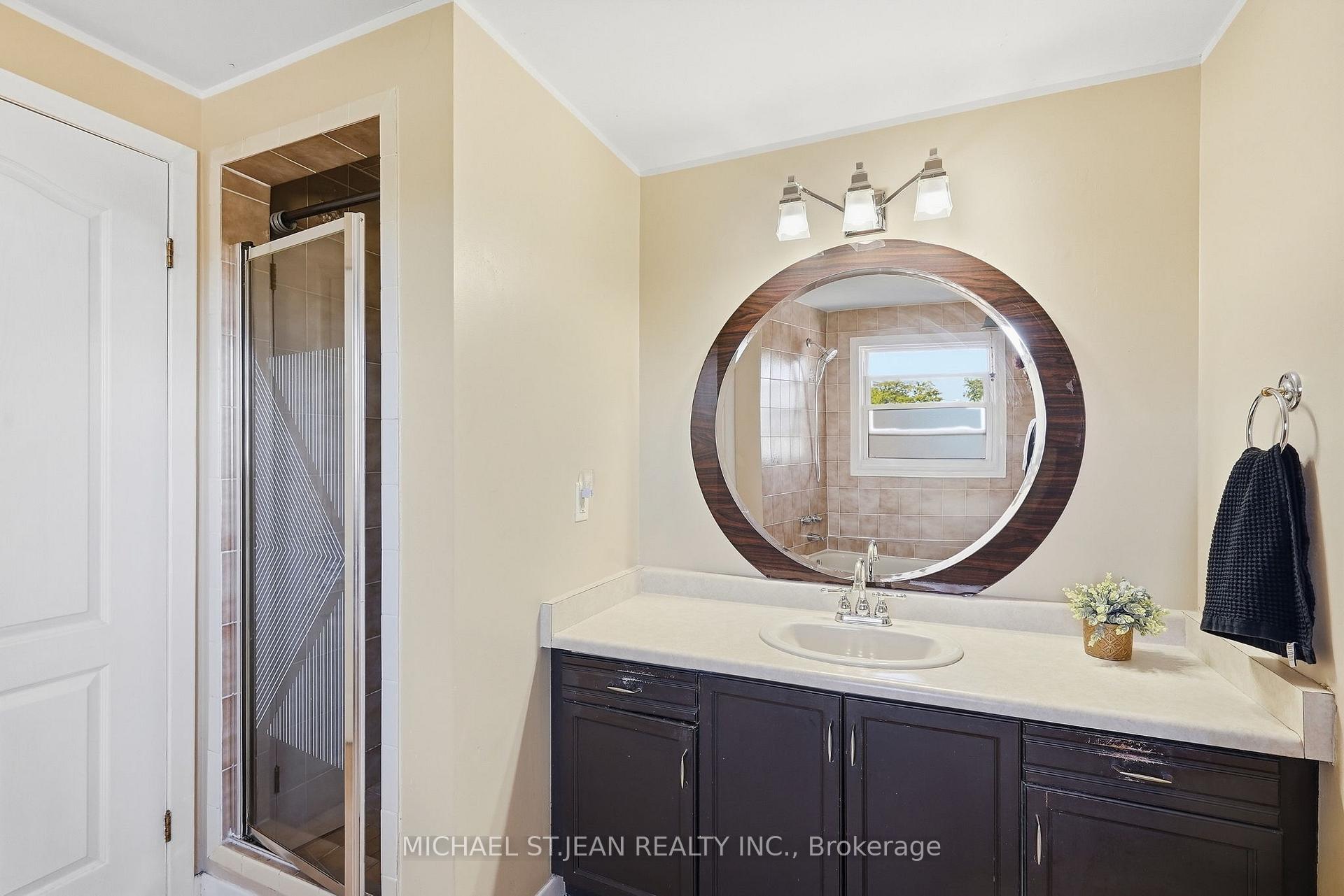 Photo 22 of 32 Twinoaks Crescent, Hamilton, Stoney Creek — HOMEH