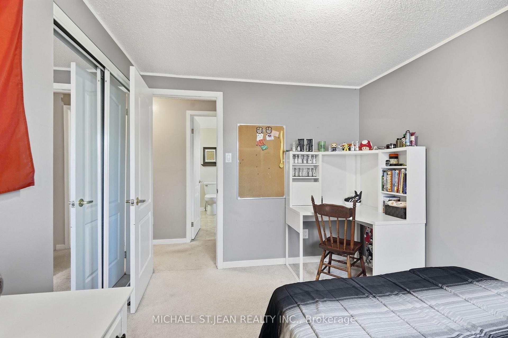 Photo 24 of 32 Twinoaks Crescent, Hamilton, Stoney Creek — HOMEH