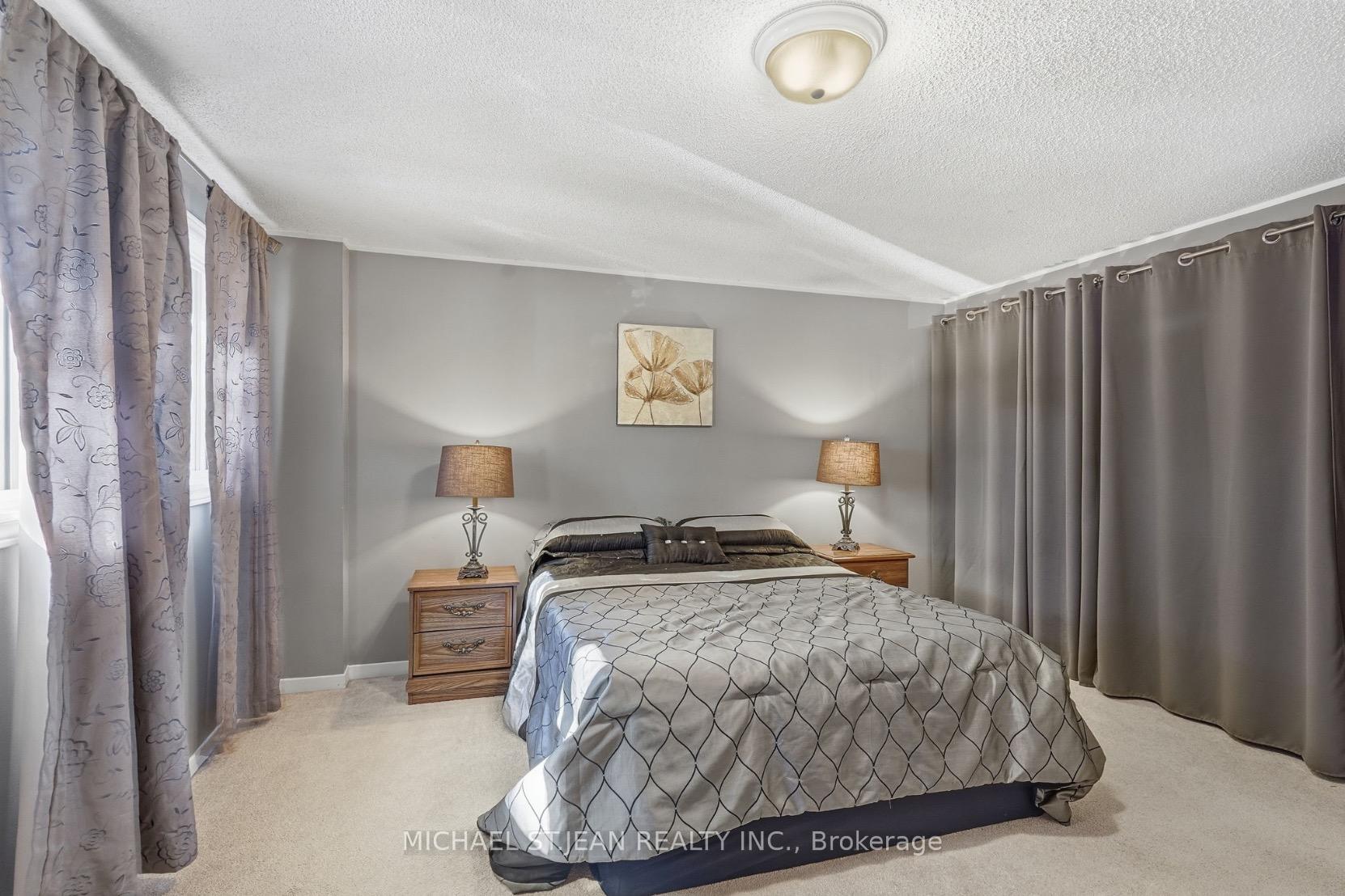 Photo 27 of 32 Twinoaks Crescent, Hamilton, Stoney Creek — HOMEH
