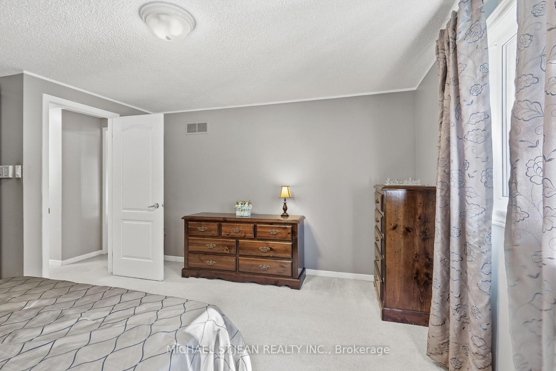 Photo 28 of 32 Twinoaks Crescent, Hamilton, Stoney Creek — HOMEH