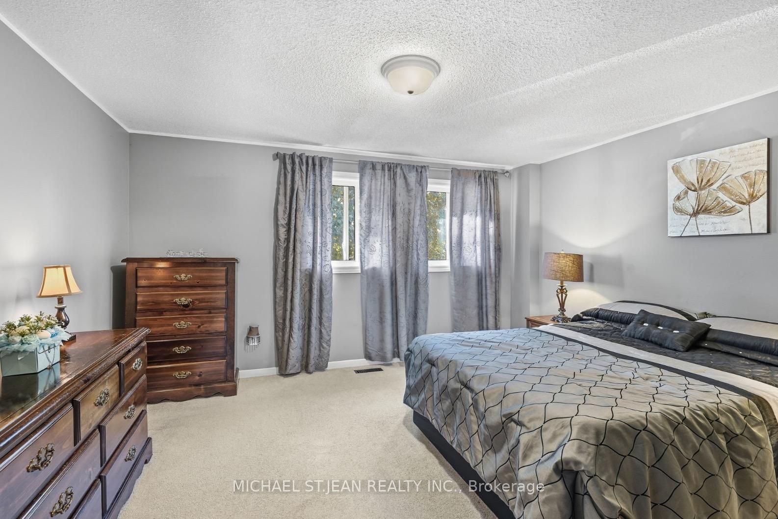 Photo 30 of 32 Twinoaks Crescent, Hamilton, Stoney Creek — HOMEH