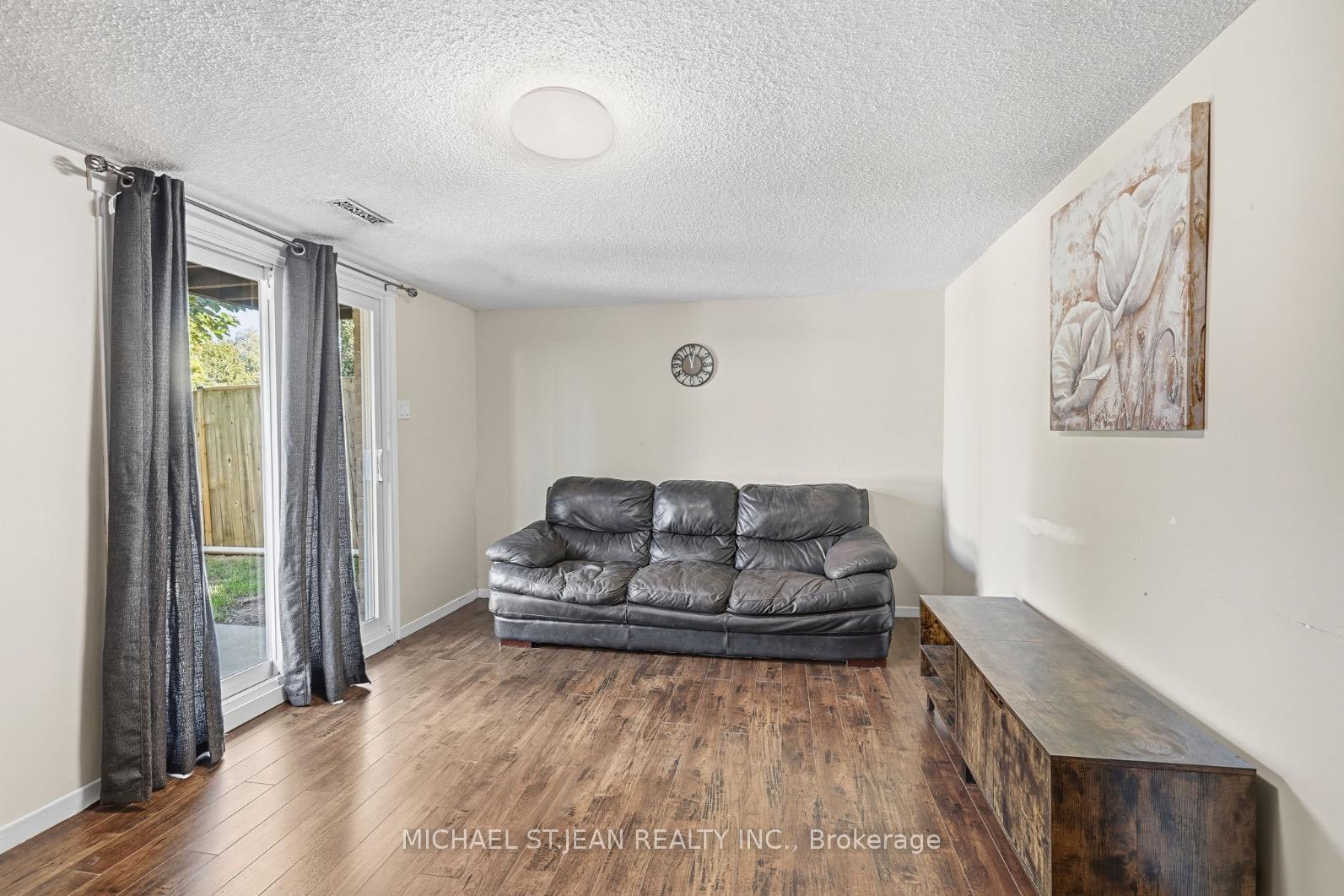 Photo 31 of 32 Twinoaks Crescent, Hamilton, Stoney Creek — HOMEH