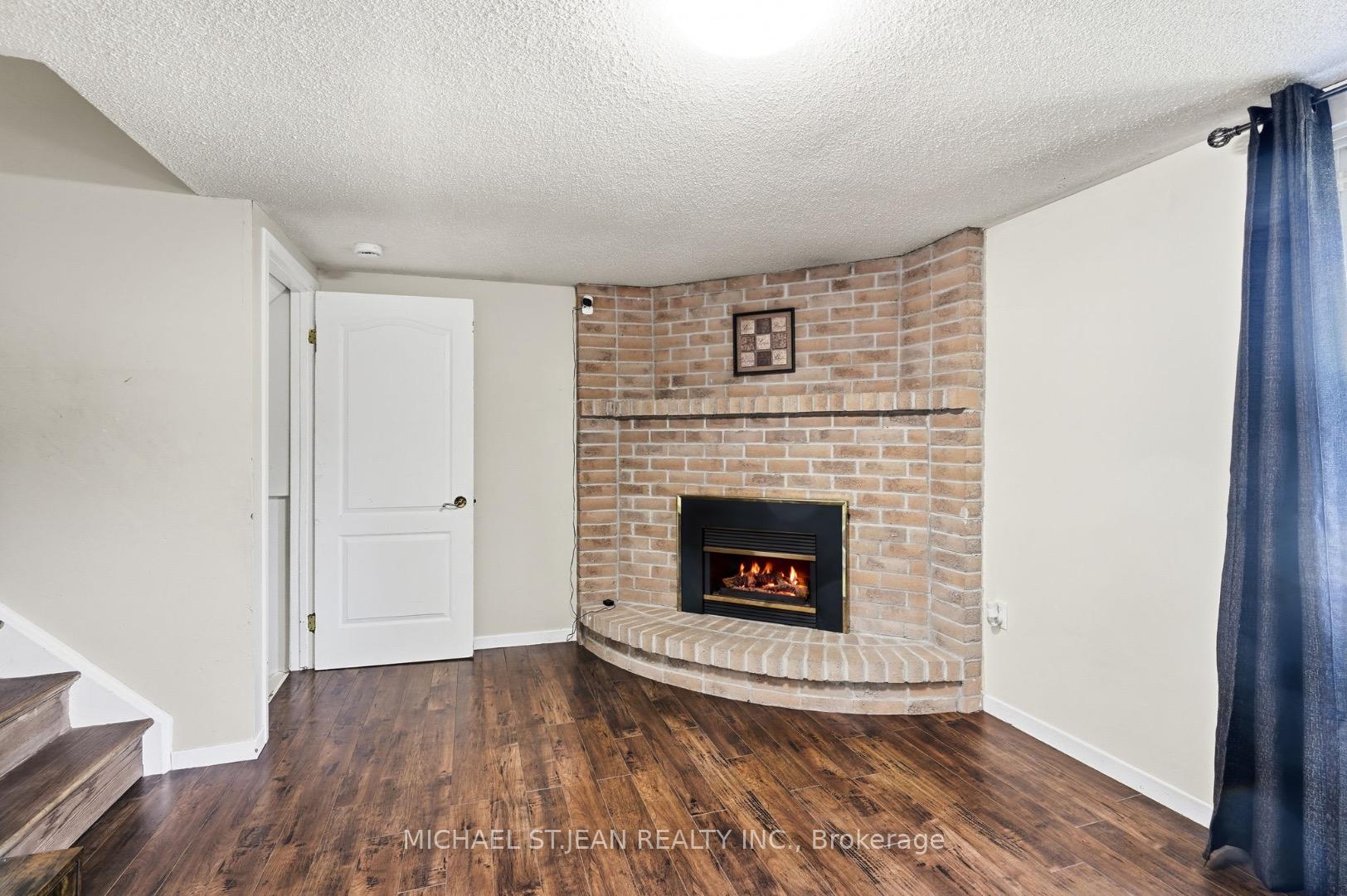Photo 33 of 32 Twinoaks Crescent, Hamilton, Stoney Creek — HOMEH