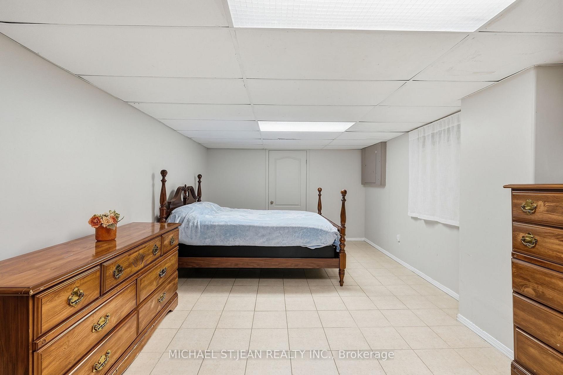 Photo 35 of 32 Twinoaks Crescent, Hamilton, Stoney Creek — HOMEH