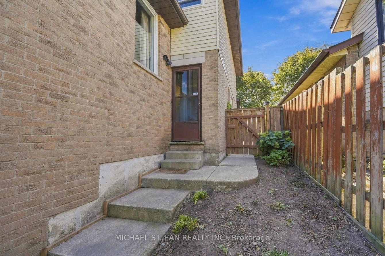 Photo 42 of 32 Twinoaks Crescent, Hamilton, Stoney Creek — HOMEH