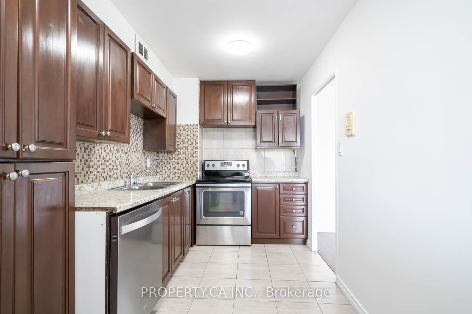 Photo 5 of Unit 901, 31 Four Winds Drive W, North York, York University Heights — HOMEH