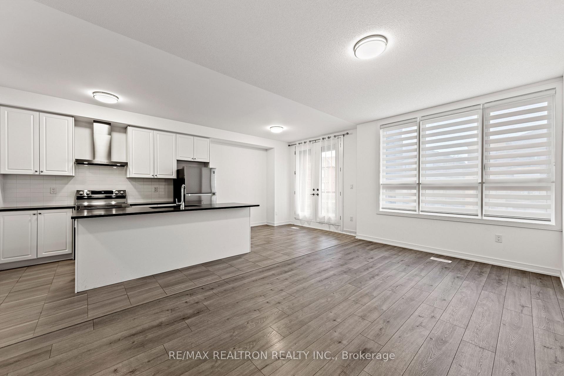 Photo 2 of 139 Blue Forest Crescent, Barrie, Innis-Shore — HOMEH