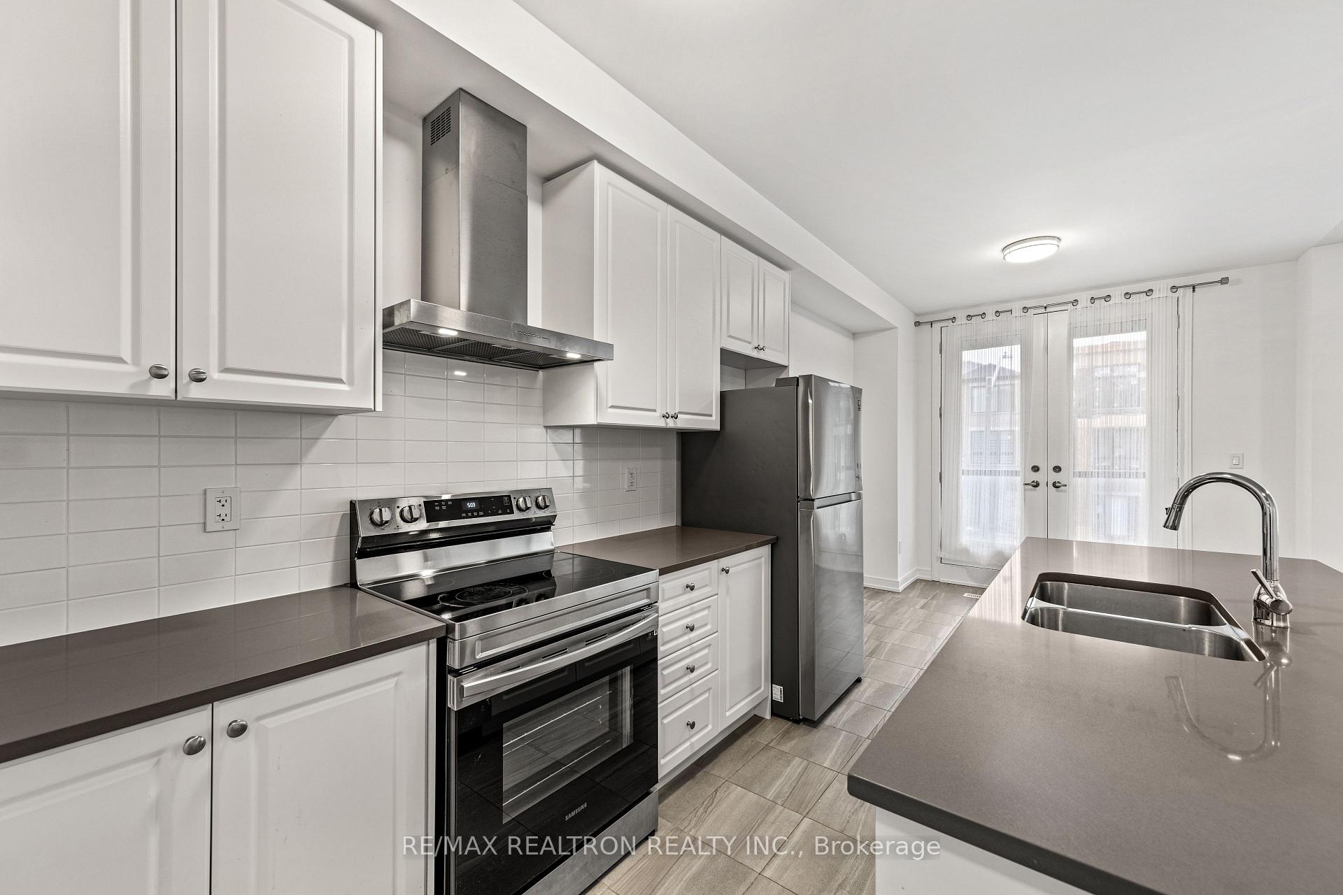 Photo 3 of 139 Blue Forest Crescent, Barrie, Innis-Shore — HOMEH
