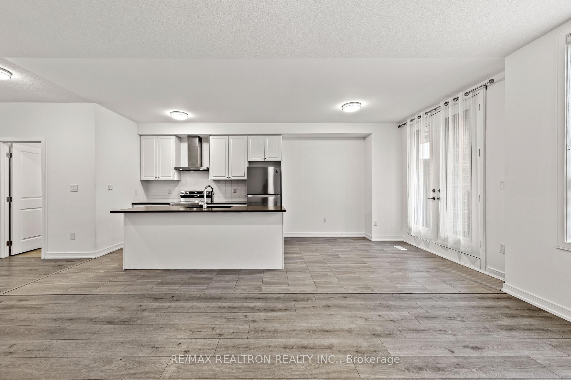 Photo 4 of 139 Blue Forest Crescent, Barrie, Innis-Shore — HOMEH