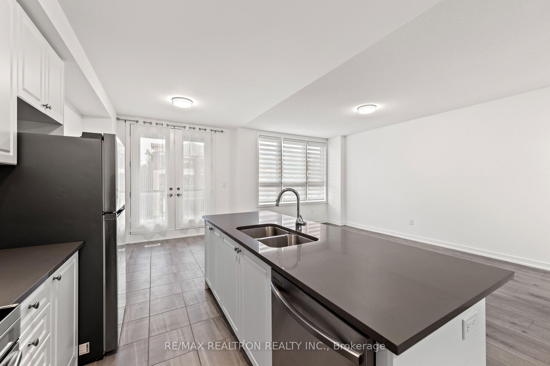 Photo 5 of 139 Blue Forest Crescent, Barrie, Innis-Shore — HOMEH
