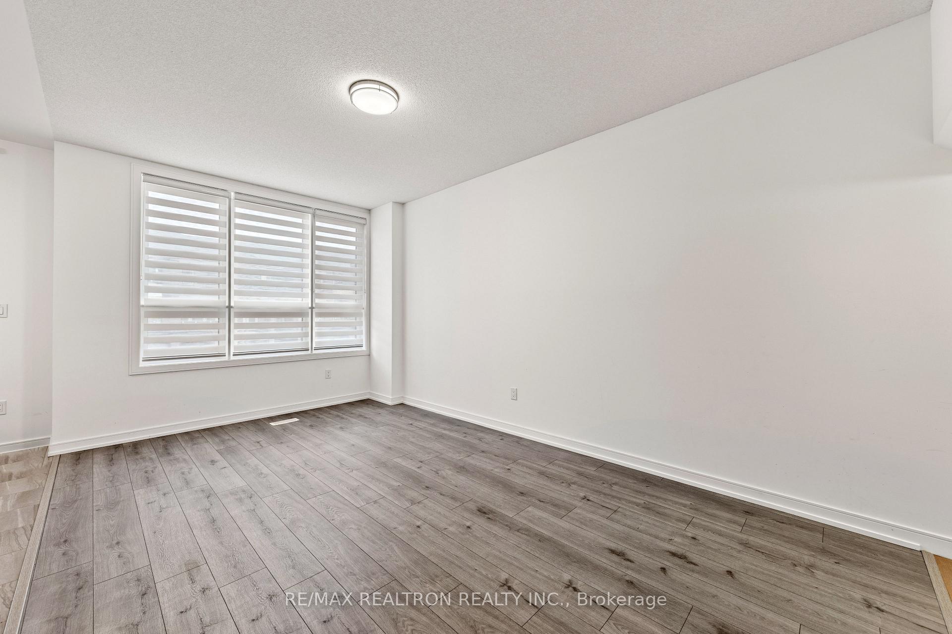 Photo 9 of 139 Blue Forest Crescent, Barrie, Innis-Shore — HOMEH