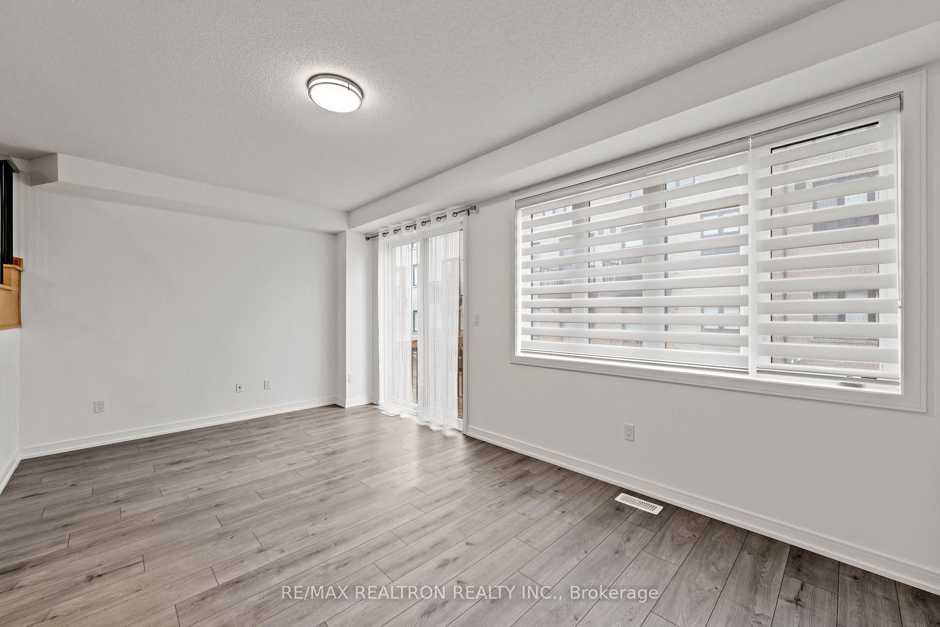 Photo 10 of 139 Blue Forest Crescent, Barrie, Innis-Shore — HOMEH