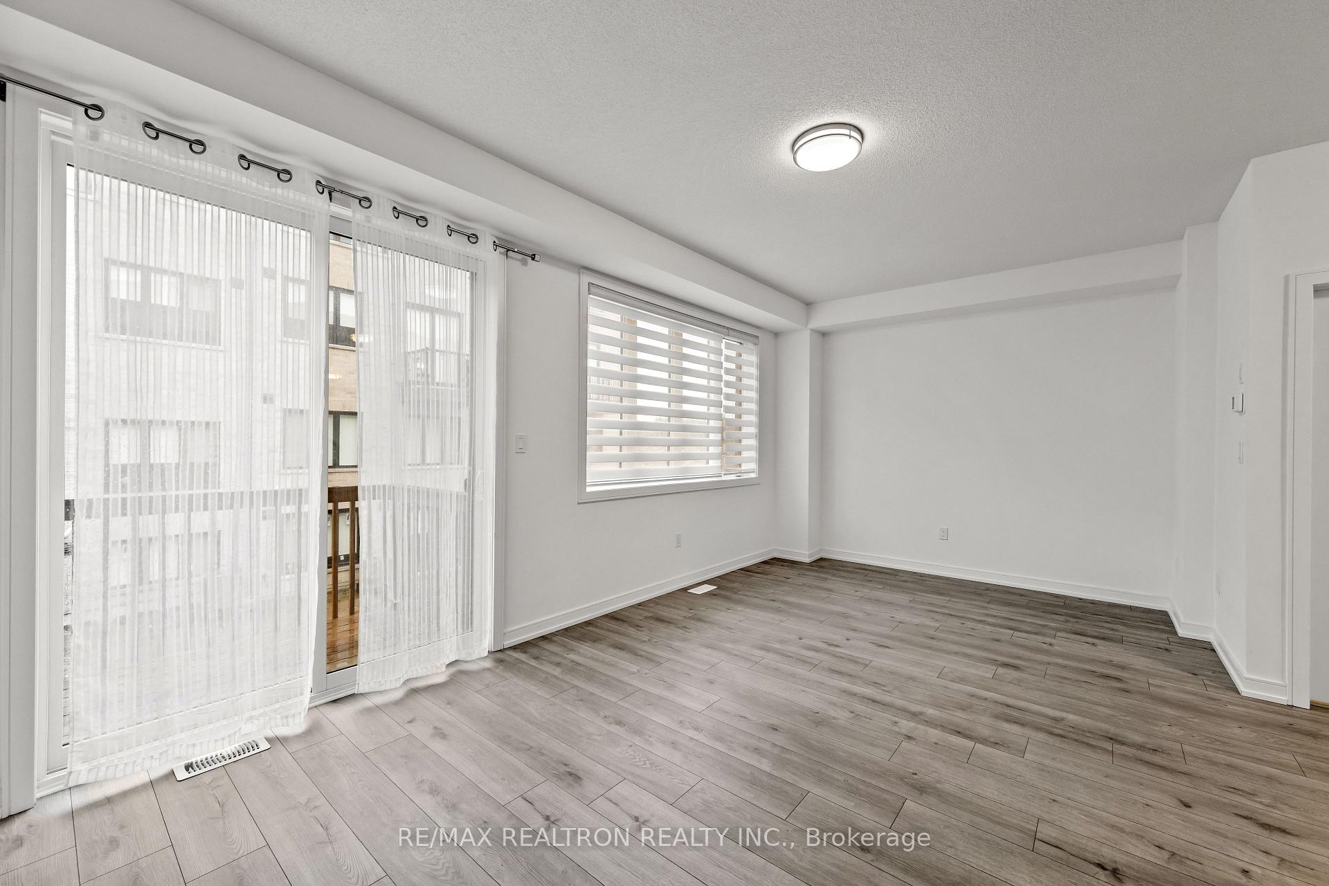 Photo 11 of 139 Blue Forest Crescent, Barrie, Innis-Shore — HOMEH