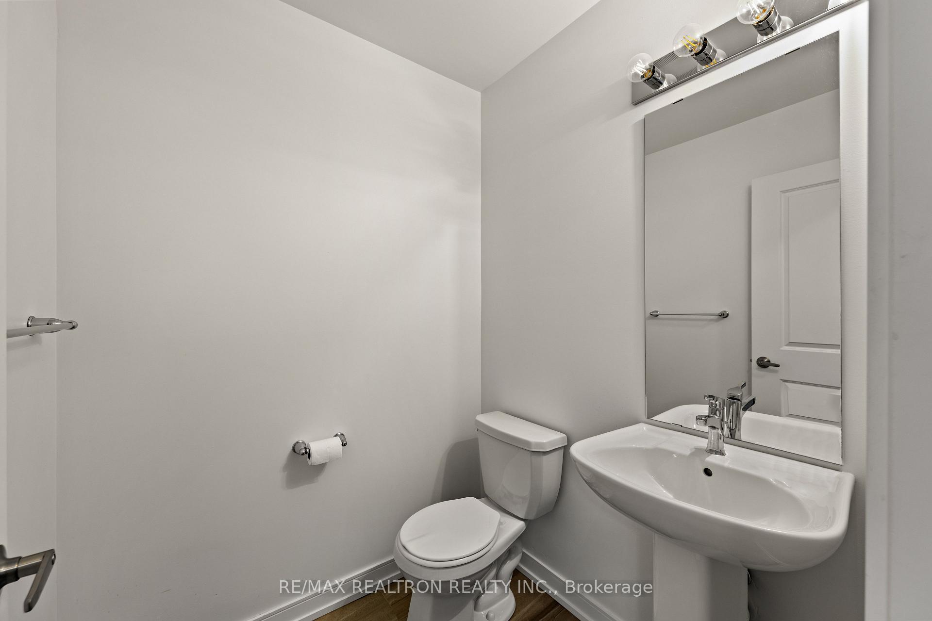 Photo 12 of 139 Blue Forest Crescent, Barrie, Innis-Shore — HOMEH