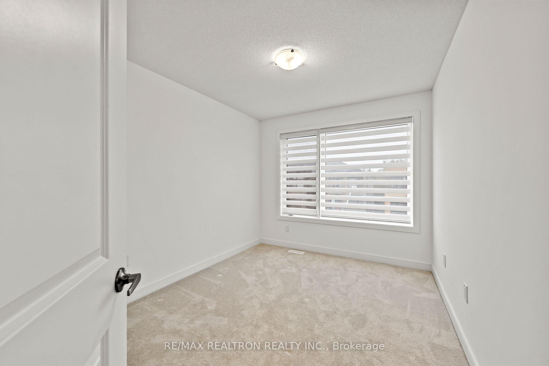 Photo 17 of 139 Blue Forest Crescent, Barrie, Innis-Shore — HOMEH