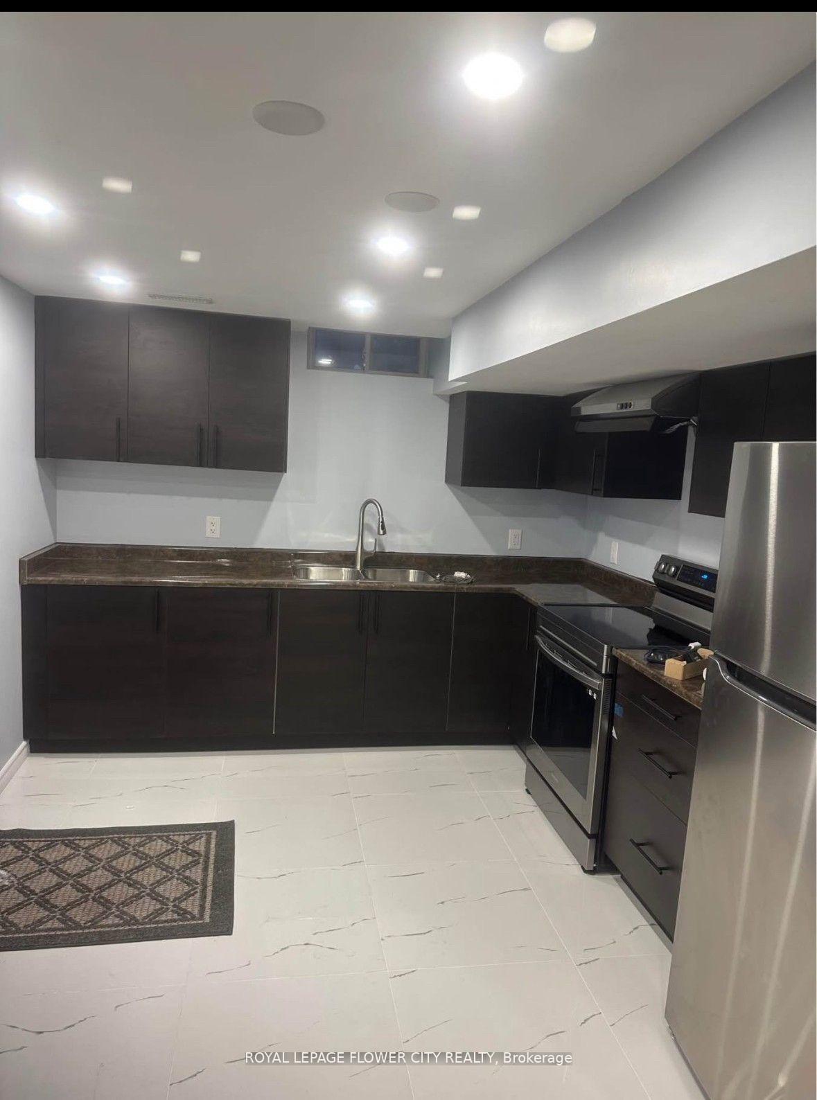 Photo 2 of 31 Nivelle Crescent, Brampton, Westgate — HOMEH