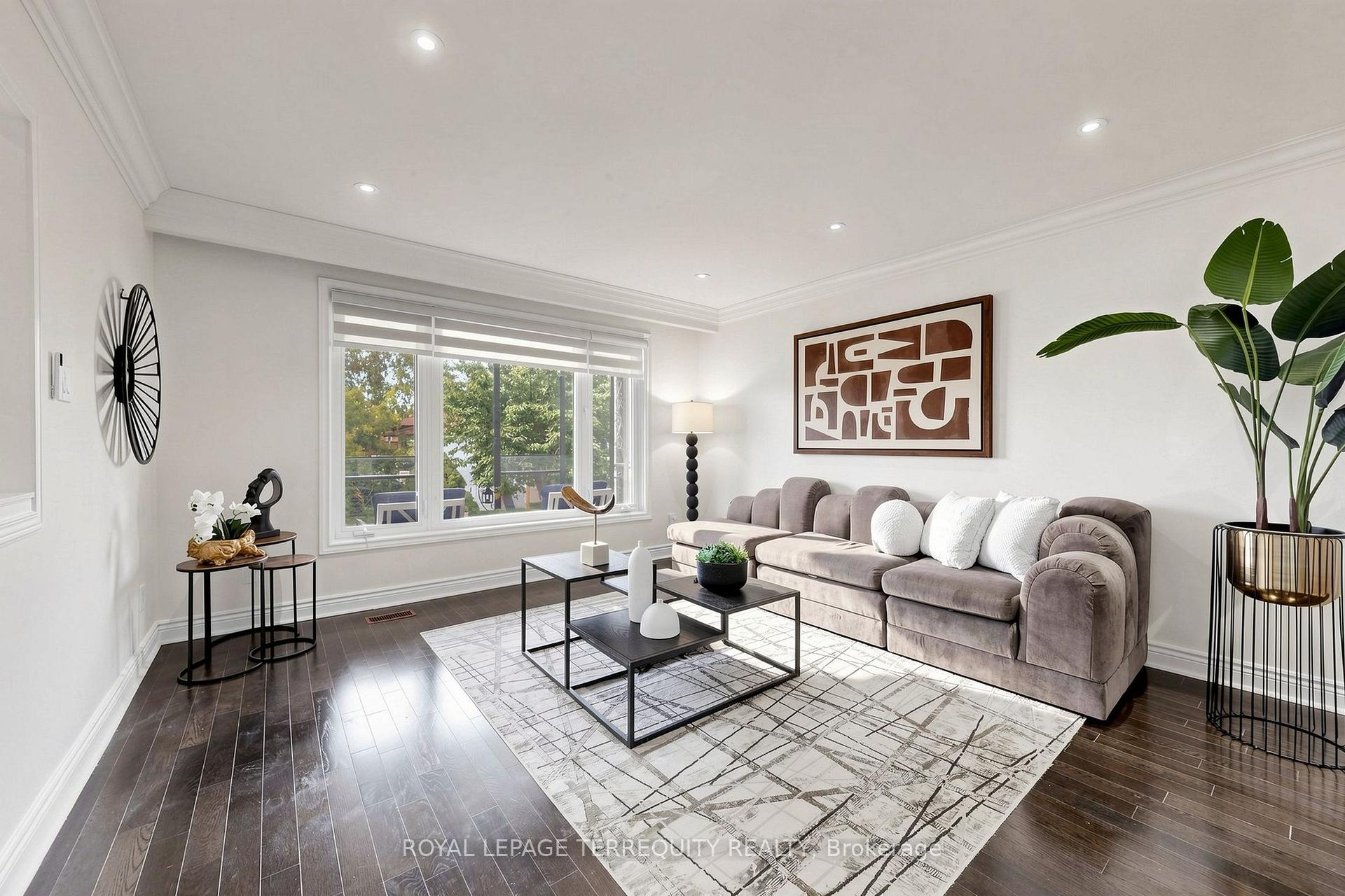 Photo 9 of 6 Fulwell Crescent, North York, York University Heights — HOMEH
