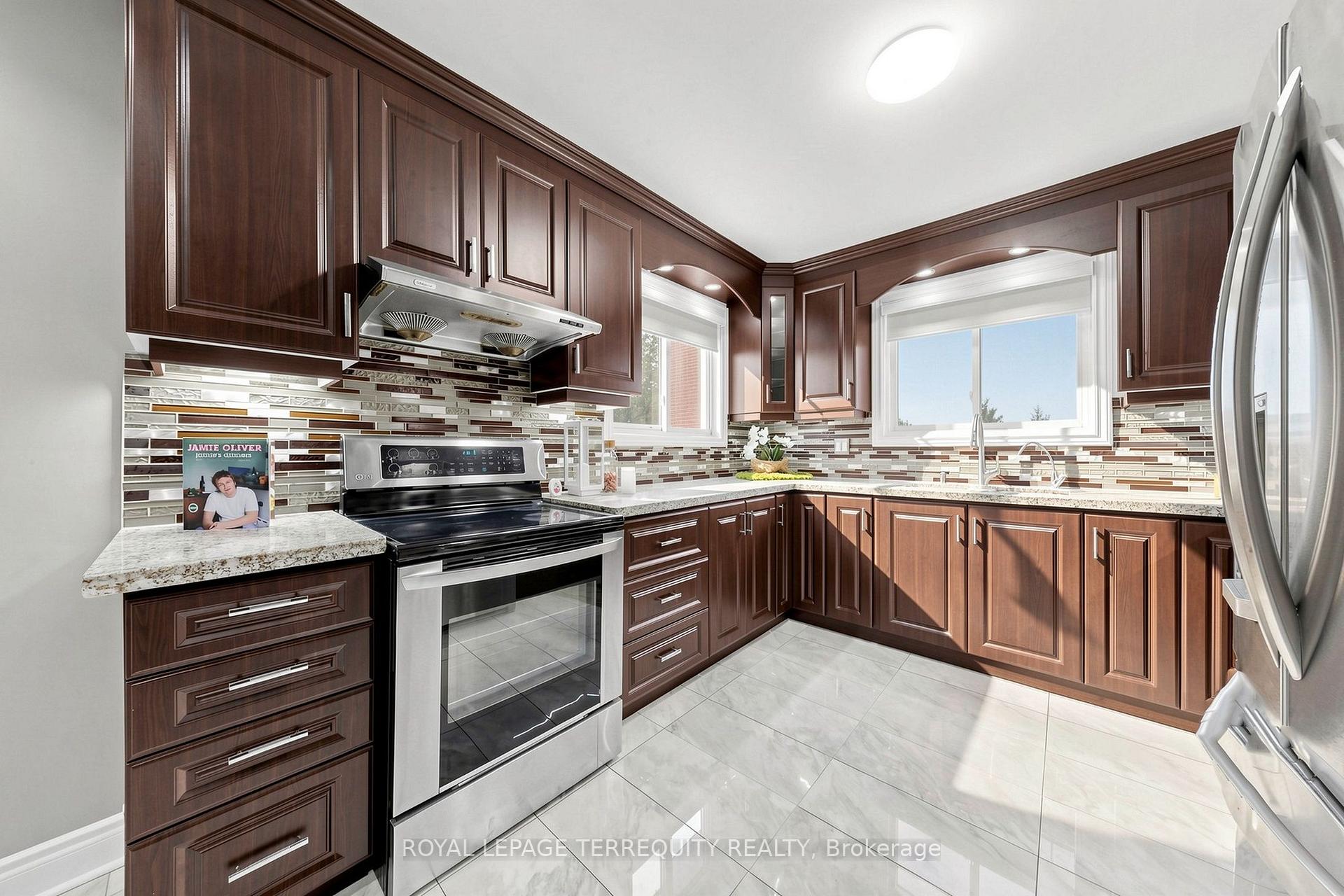Photo 14 of 6 Fulwell Crescent, North York, York University Heights — HOMEH