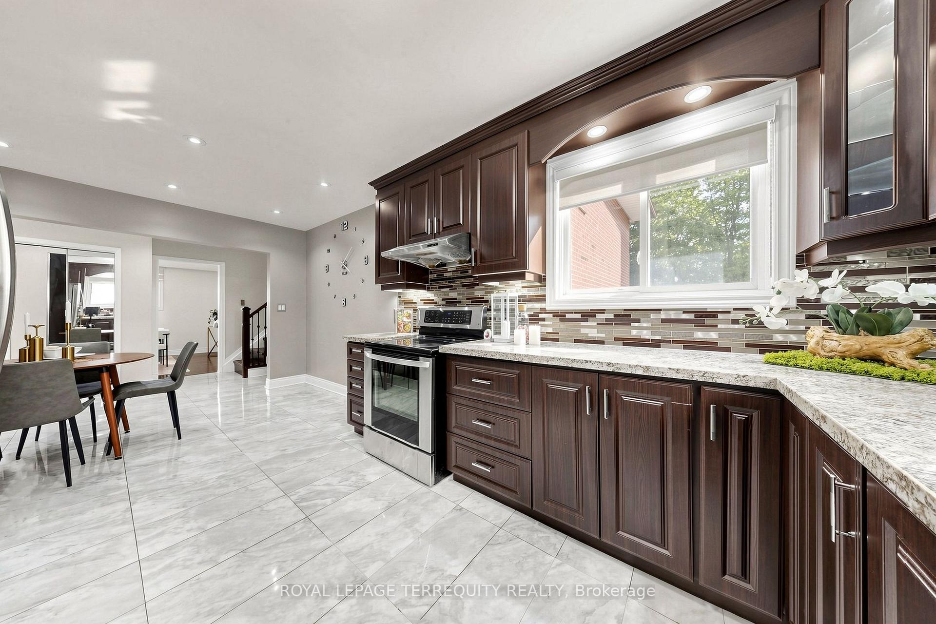 Photo 16 of 6 Fulwell Crescent, North York, York University Heights — HOMEH
