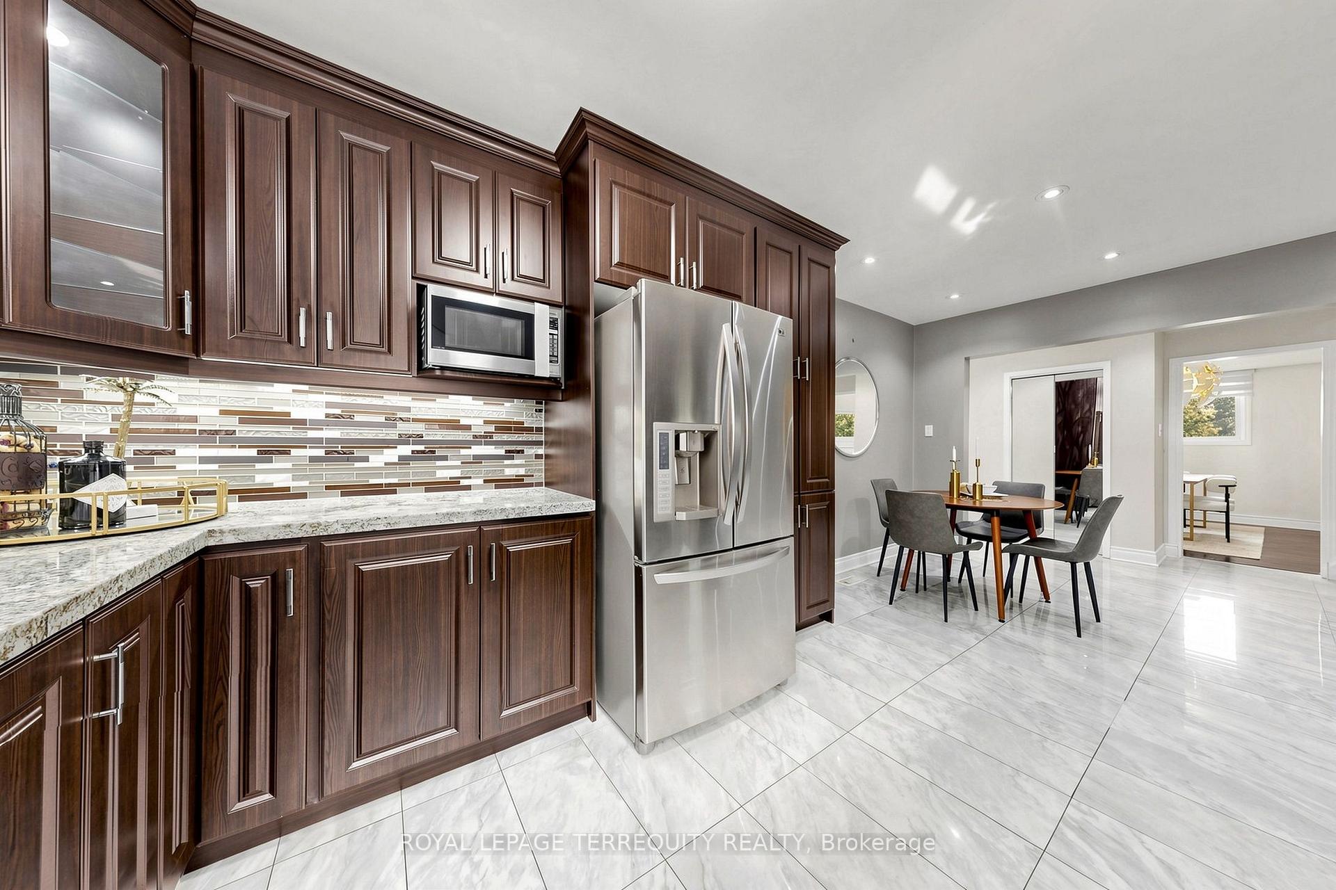 Photo 17 of 6 Fulwell Crescent, North York, York University Heights — HOMEH
