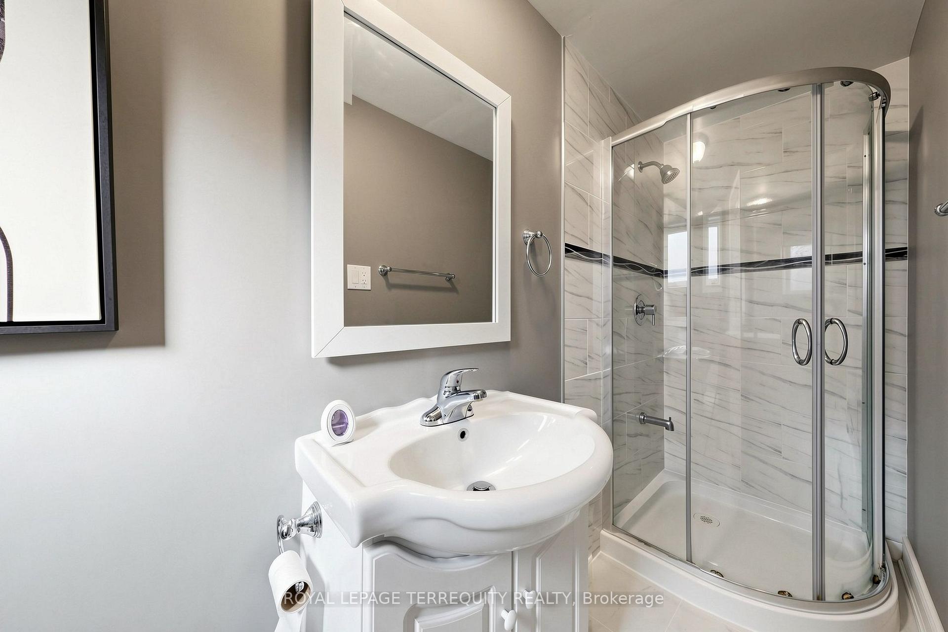 Photo 32 of 6 Fulwell Crescent, North York, York University Heights — HOMEH