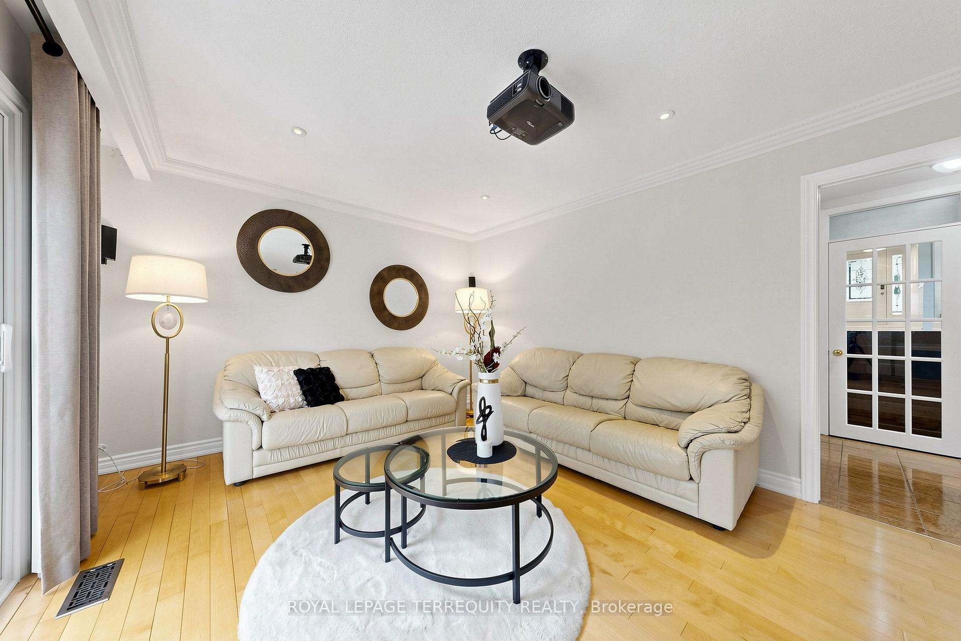 Photo 34 of 6 Fulwell Crescent, North York, York University Heights — HOMEH