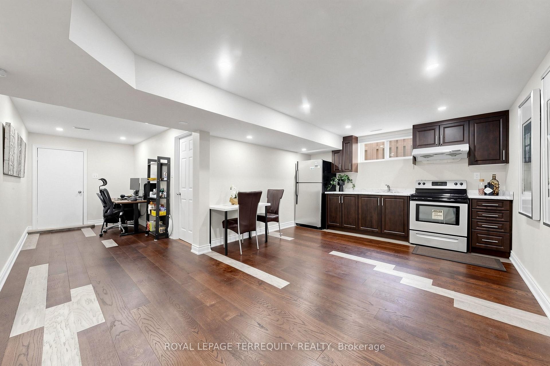 Photo 41 of 6 Fulwell Crescent, North York, York University Heights — HOMEH