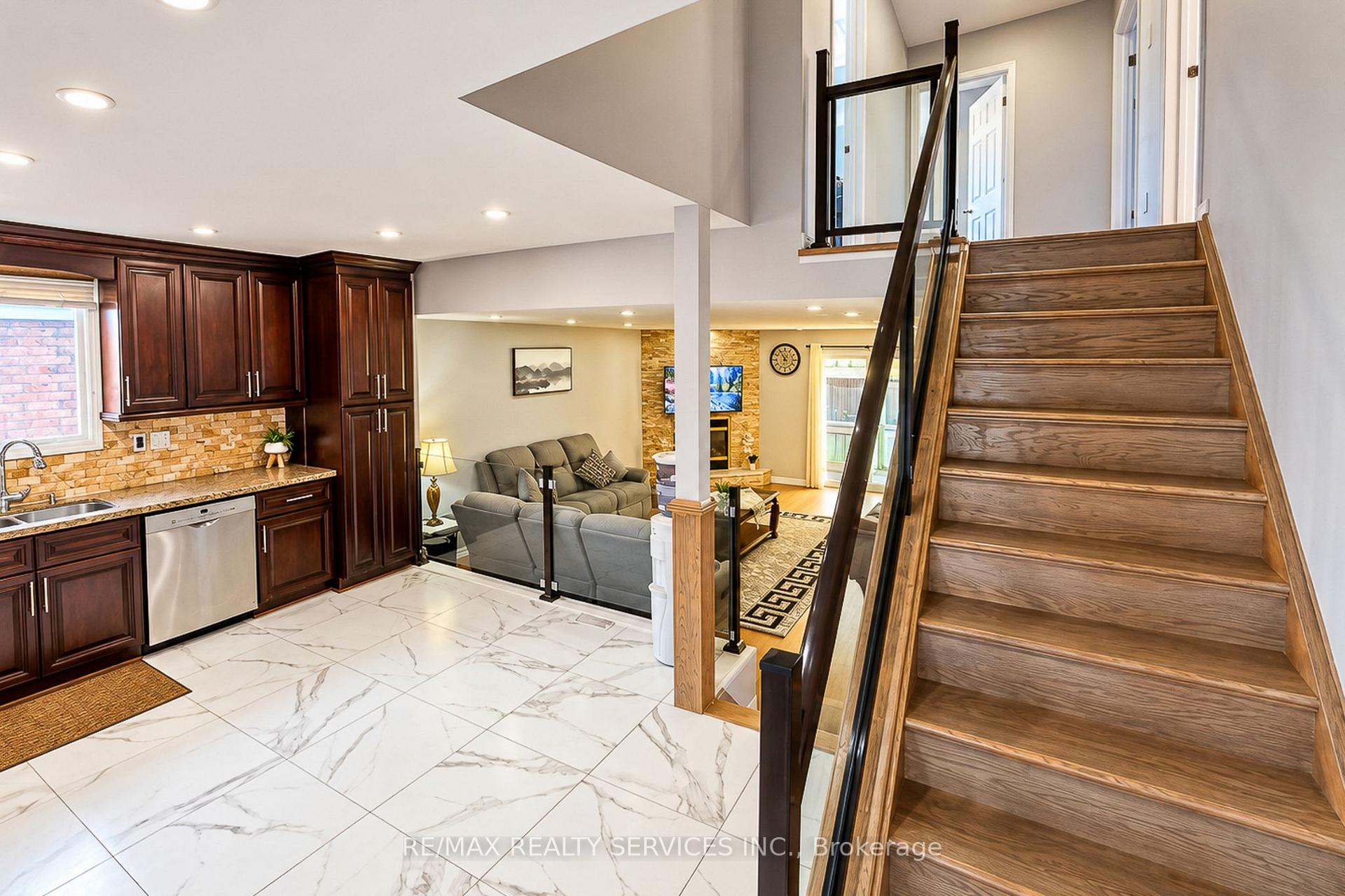 Photo 13 of 177 Sirente Drive, Hamilton, Crerar — HOMEH