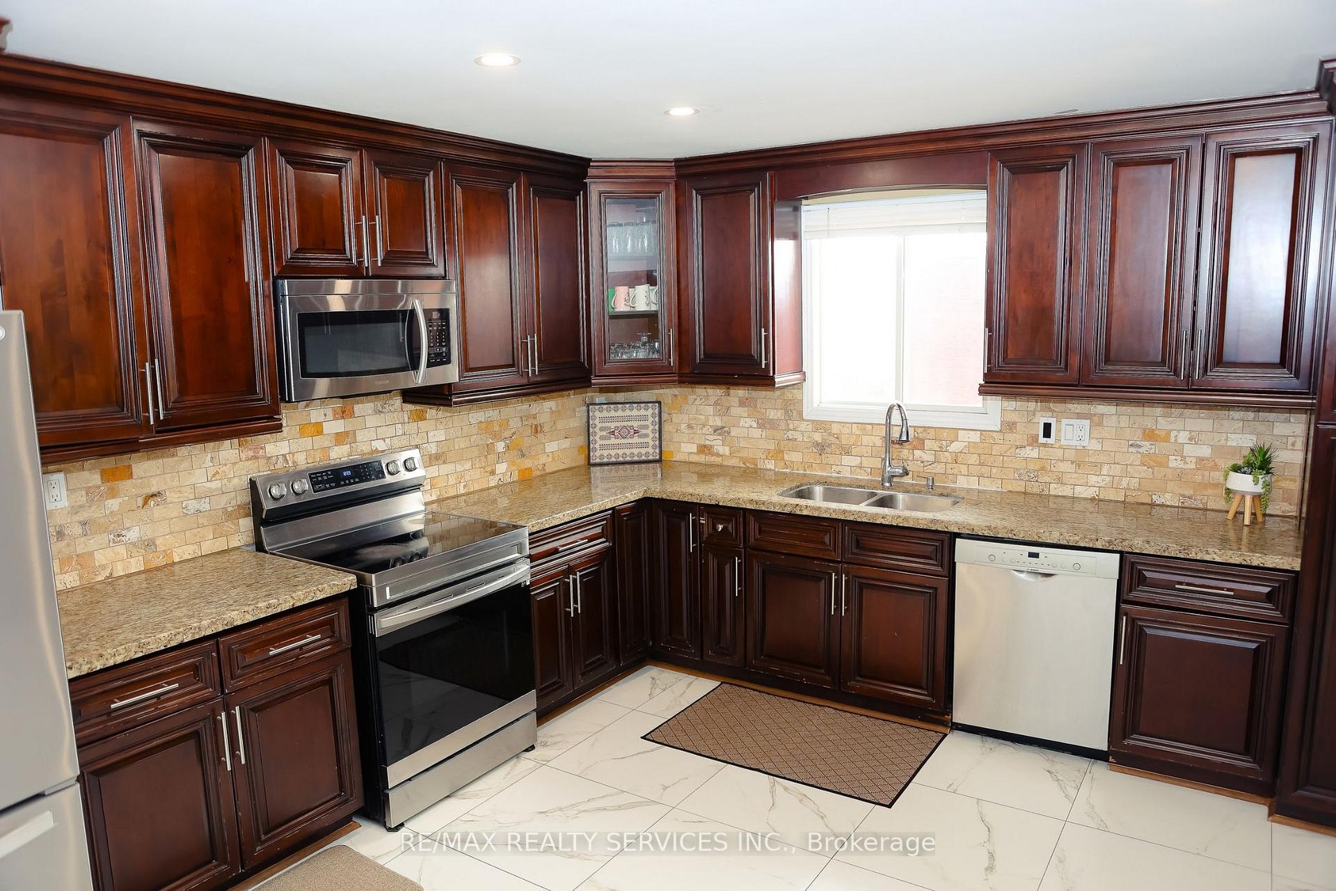 Photo 14 of 177 Sirente Drive, Hamilton, Crerar — HOMEH