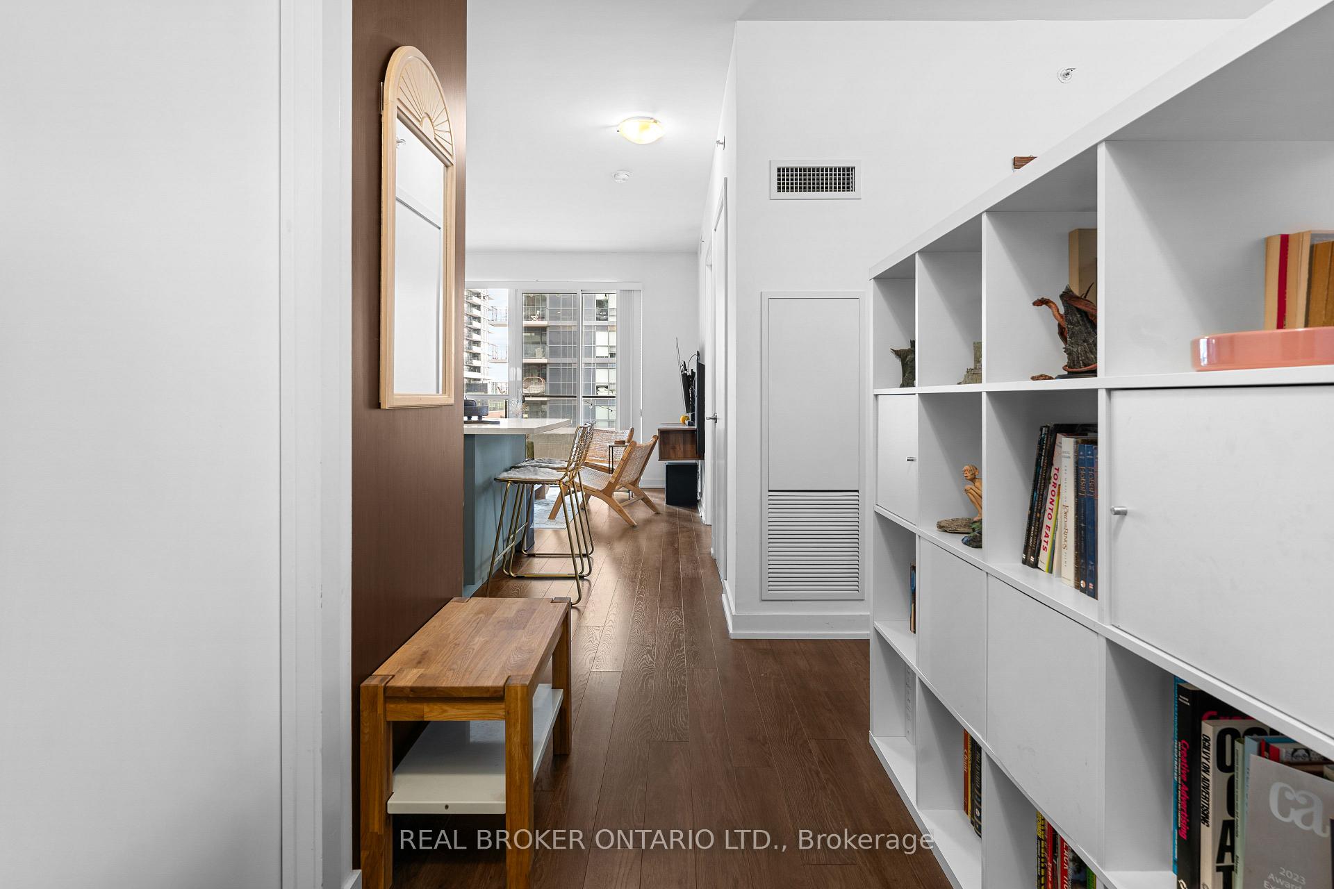 Photo 3 of Unit 405, 10 Park Lawn Road, Etobicoke, Mimico — HOMEH