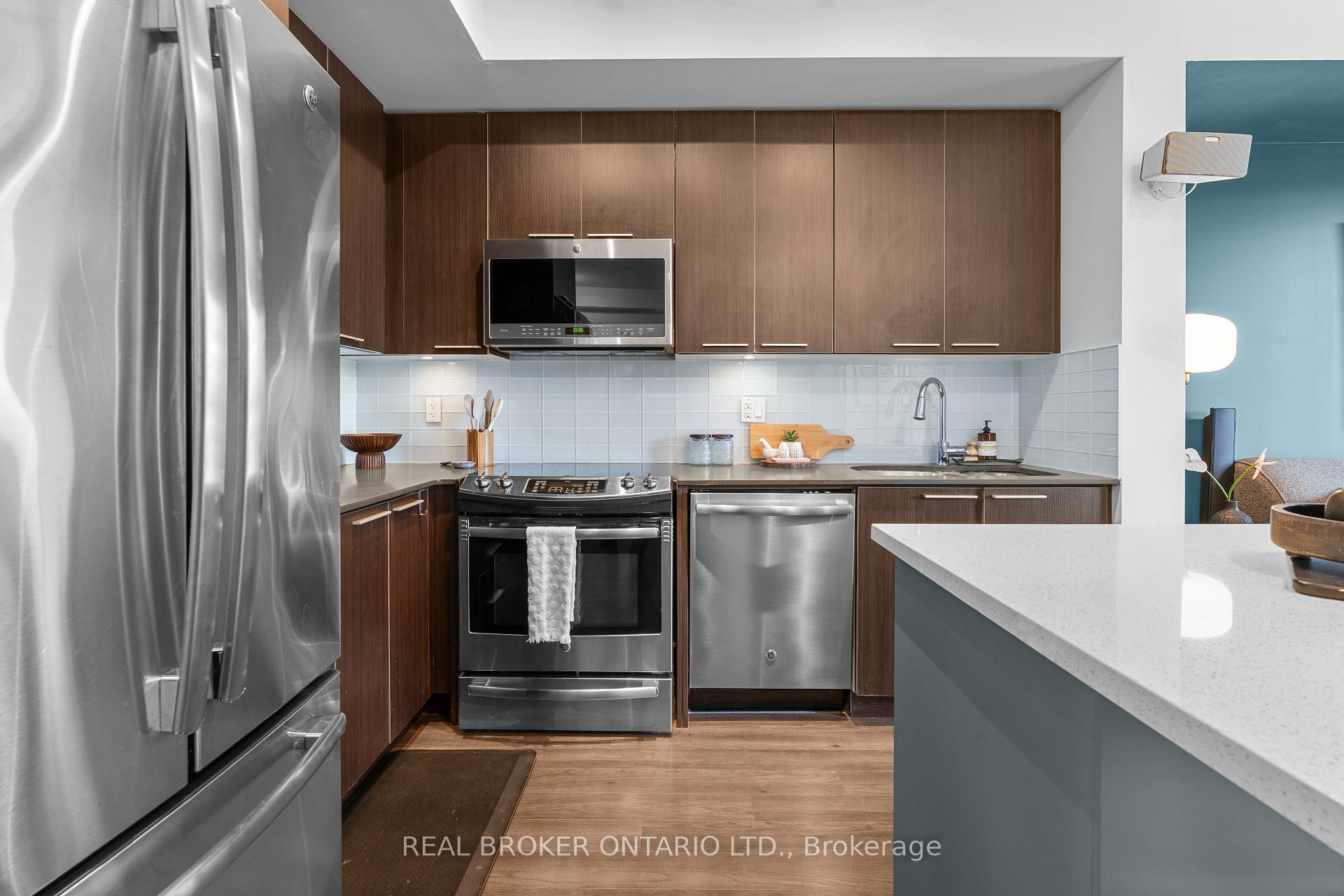 Photo 5 of Unit 405, 10 Park Lawn Road, Etobicoke, Mimico — HOMEH