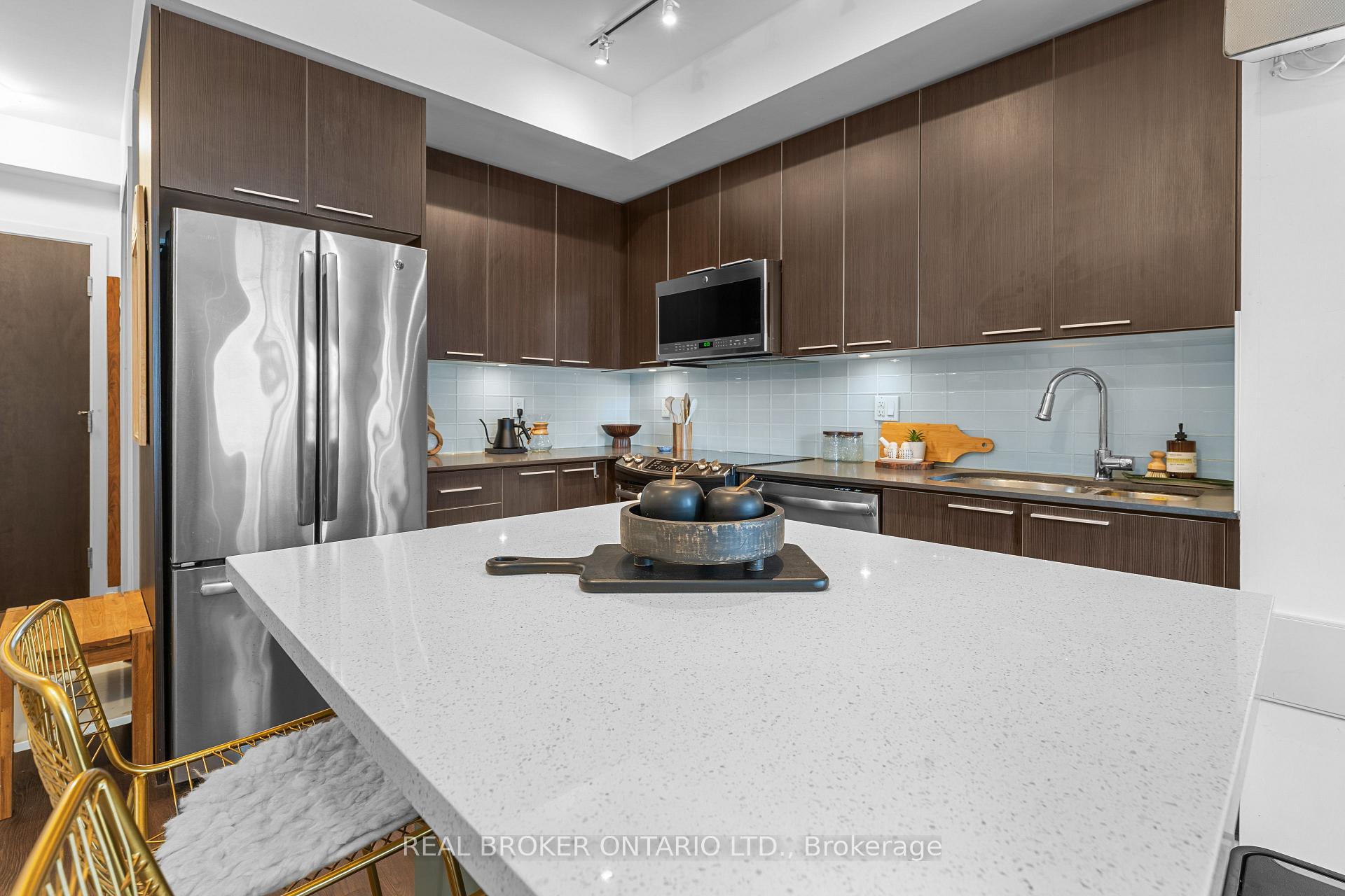 Photo 6 of Unit 405, 10 Park Lawn Road, Etobicoke, Mimico — HOMEH