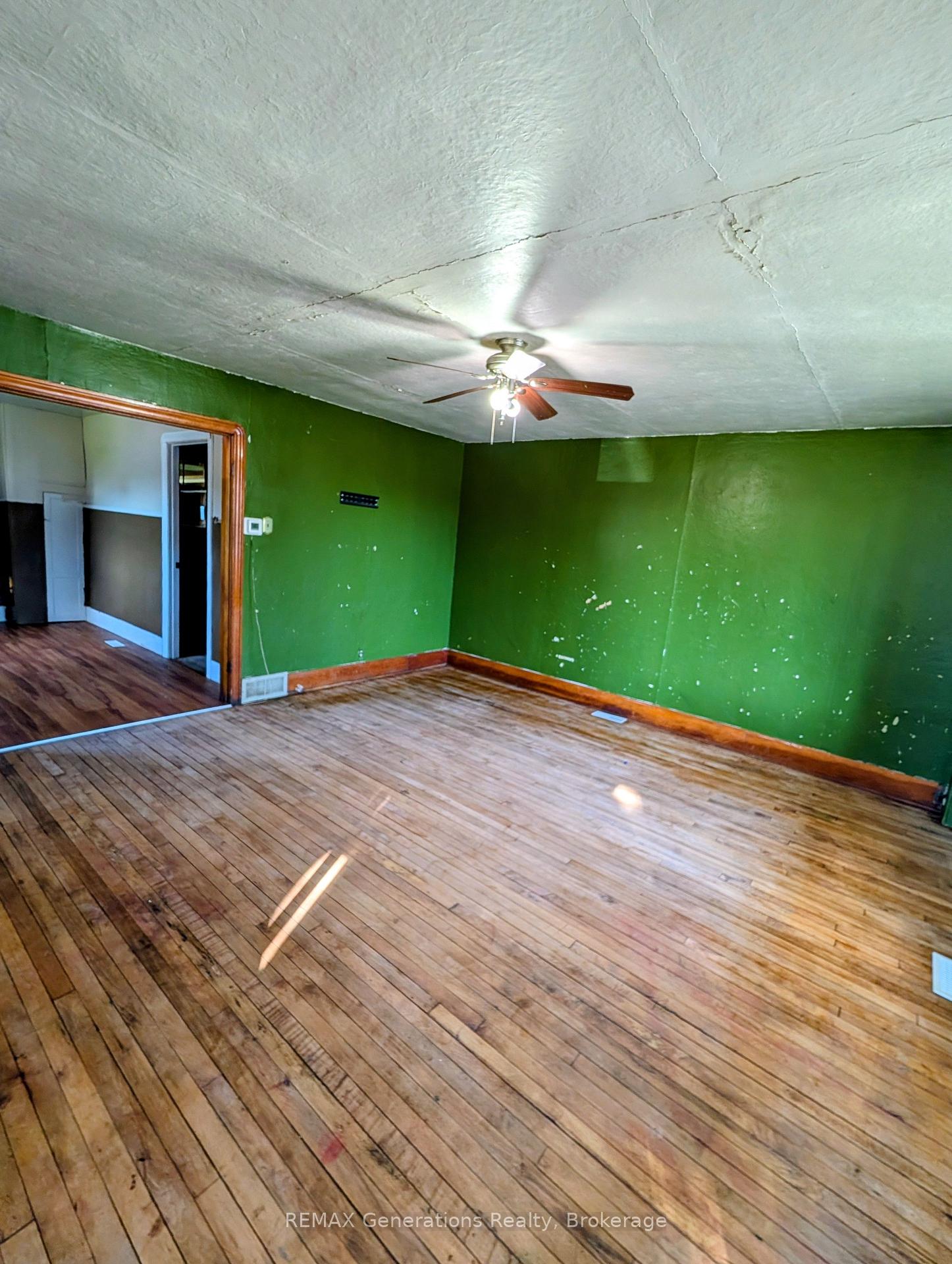 Photo 2 of 607 Mcintosh Street, Thunder Bay, East End — HOMEH